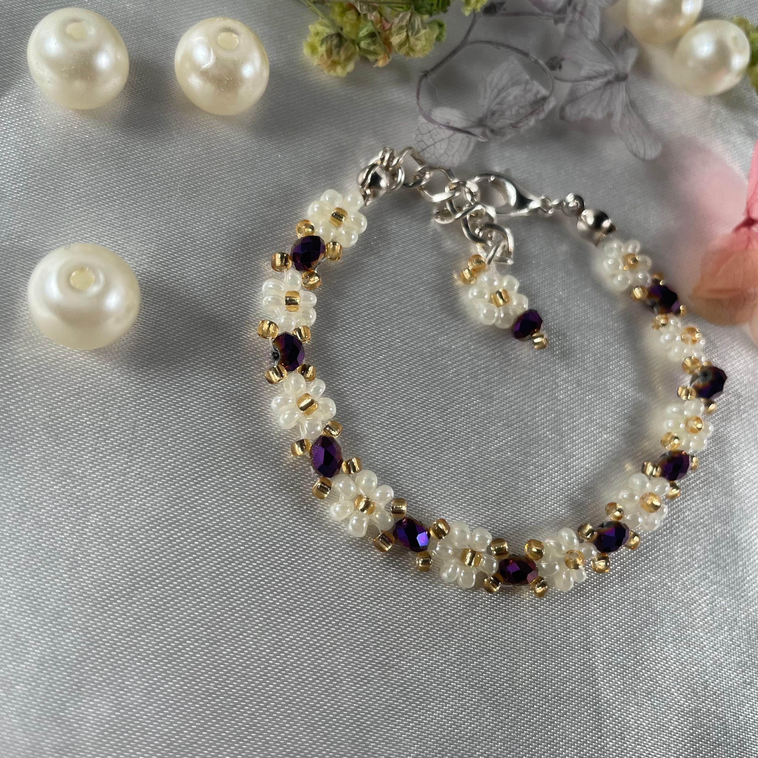 Daisy Flowers bracelet Rondella Crystal | Dark purple, Off-White with Golden seed beads - Fatatun