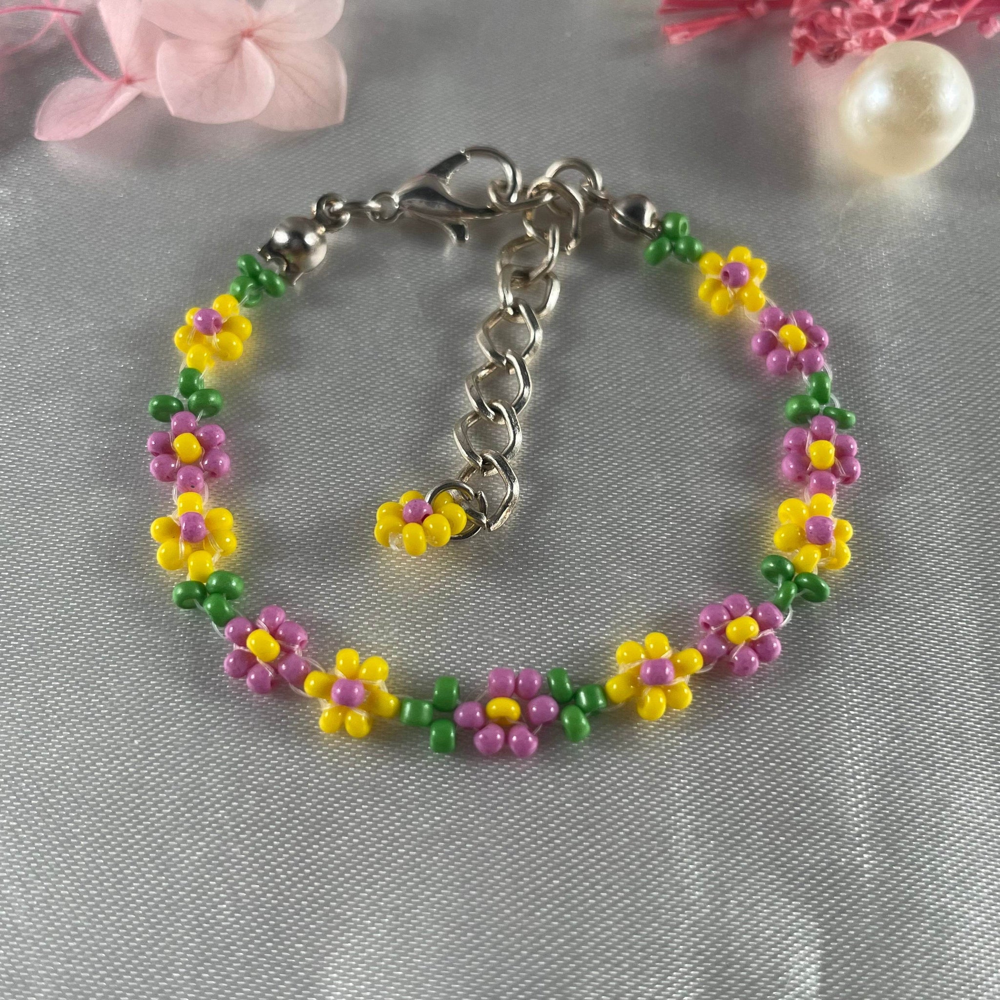 Daisy Flowers bracelet, made with Pastel Pink and Yellow Colour, Green bead finishing - Fatatun