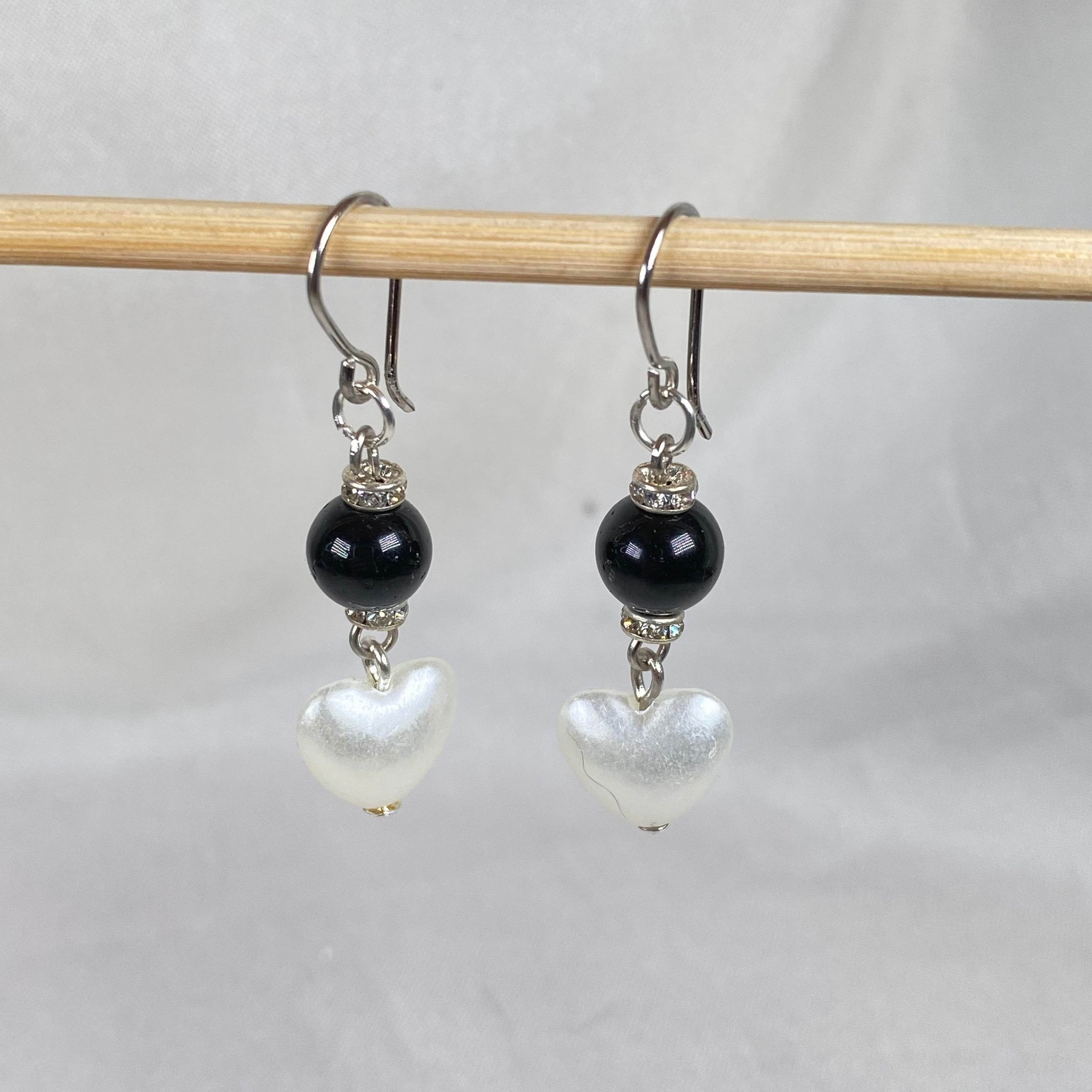 Earrings Black bead and Pearl heart design - Fatatun