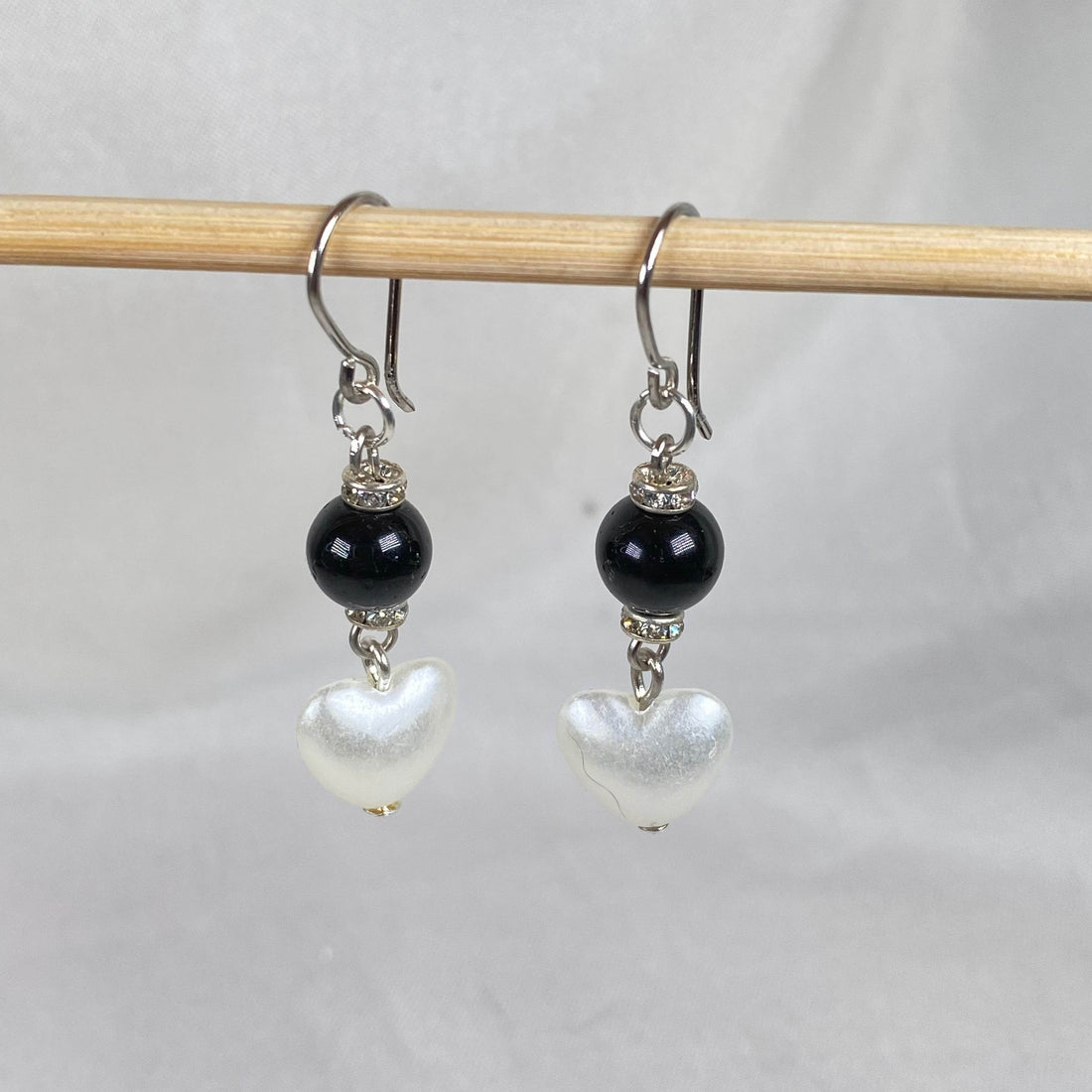 Earrings Black bead and Pearl heart design - Fatatun