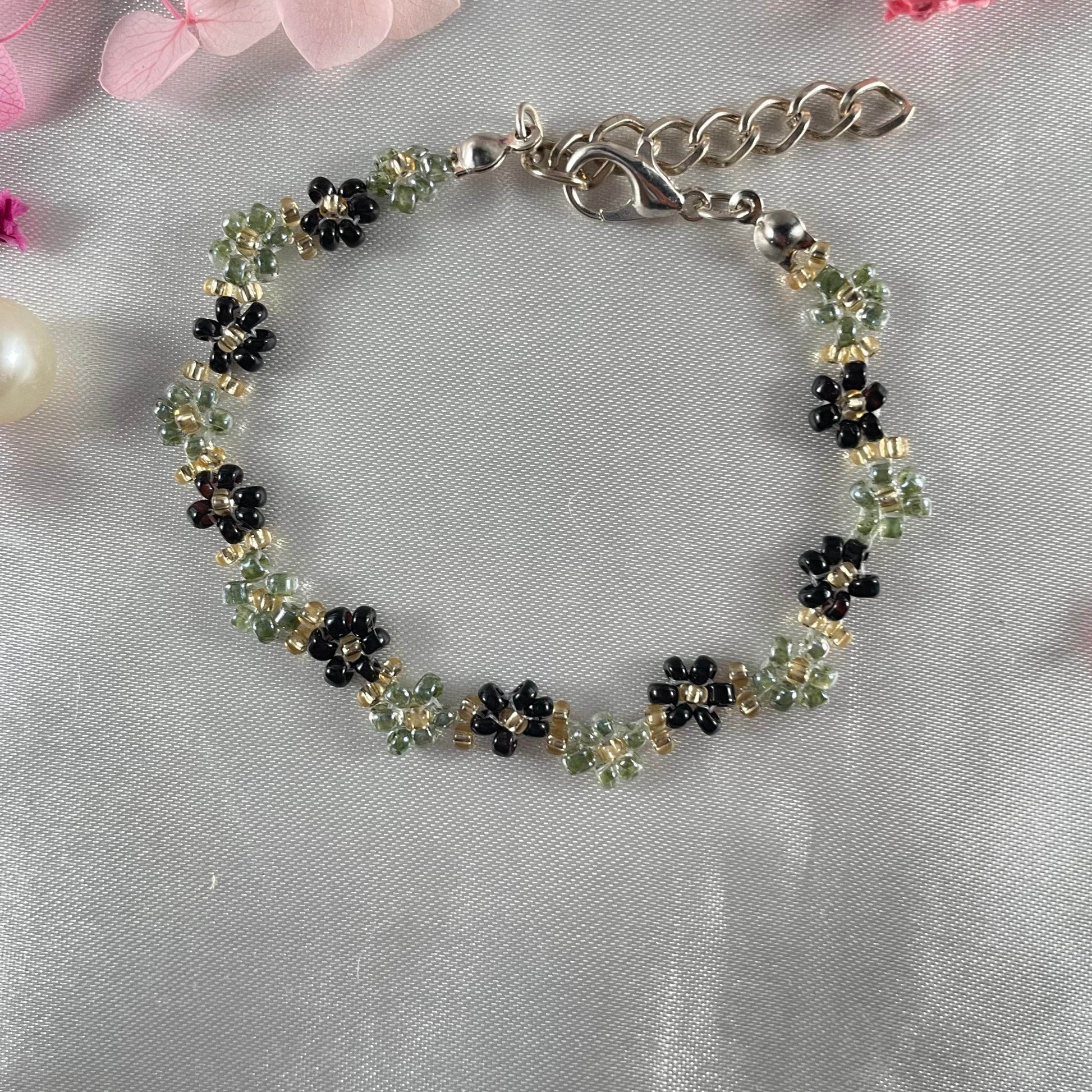 Daisy Flowers bracelet Zigzag Design| Olive Green and Black with Golden seed bead - Fatatun