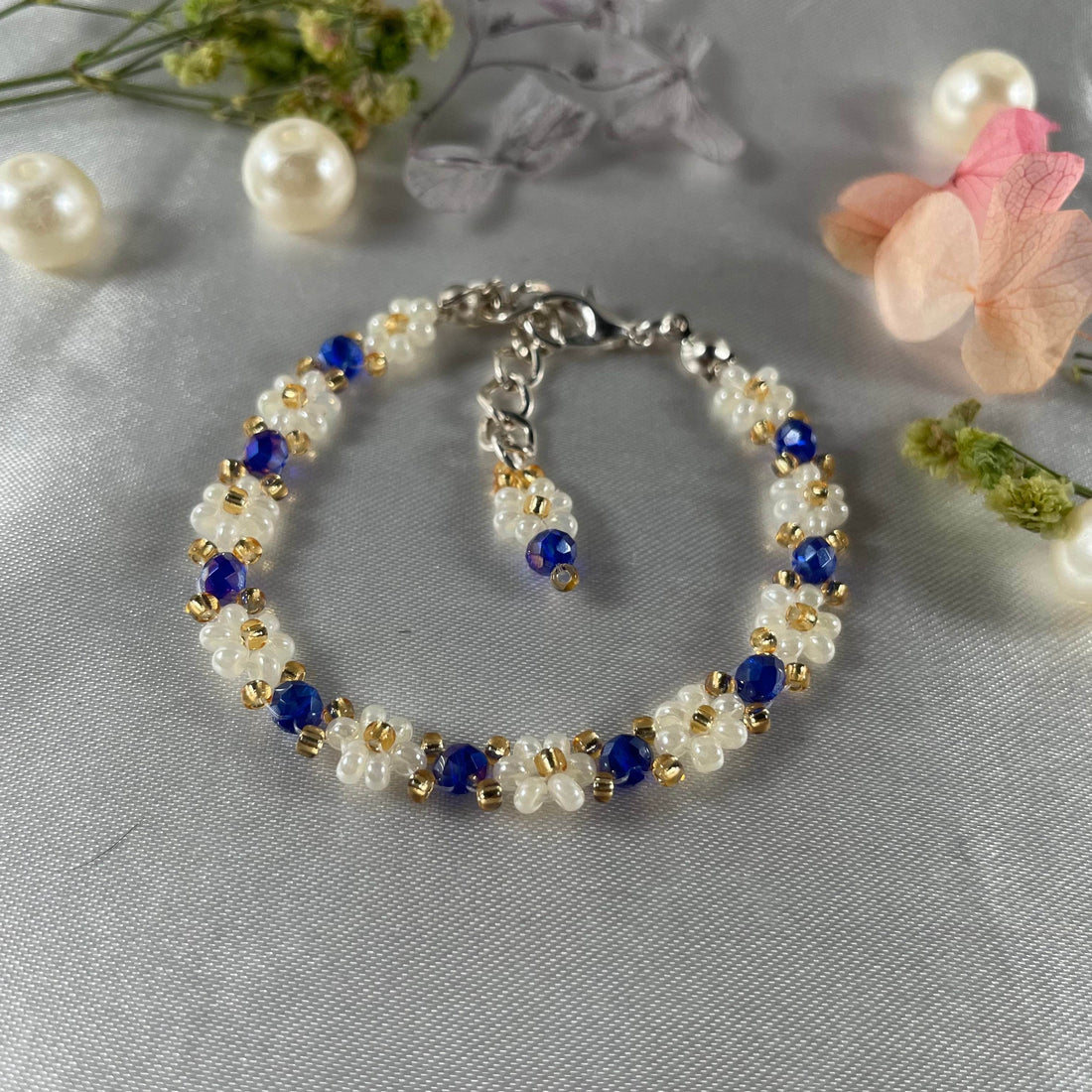 Daisy Flowers bracelet Rondella Crystal | Royal Blue with Off-White & Golden seed beads - Fatatun