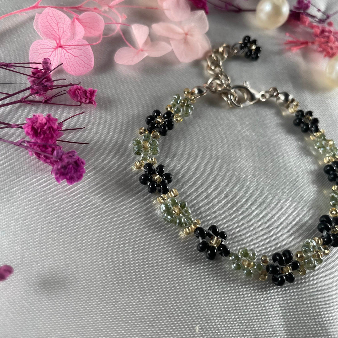 Daisy Flowers bracelet | Olive Green and Black with Golden seed bead finishing - Fatatun