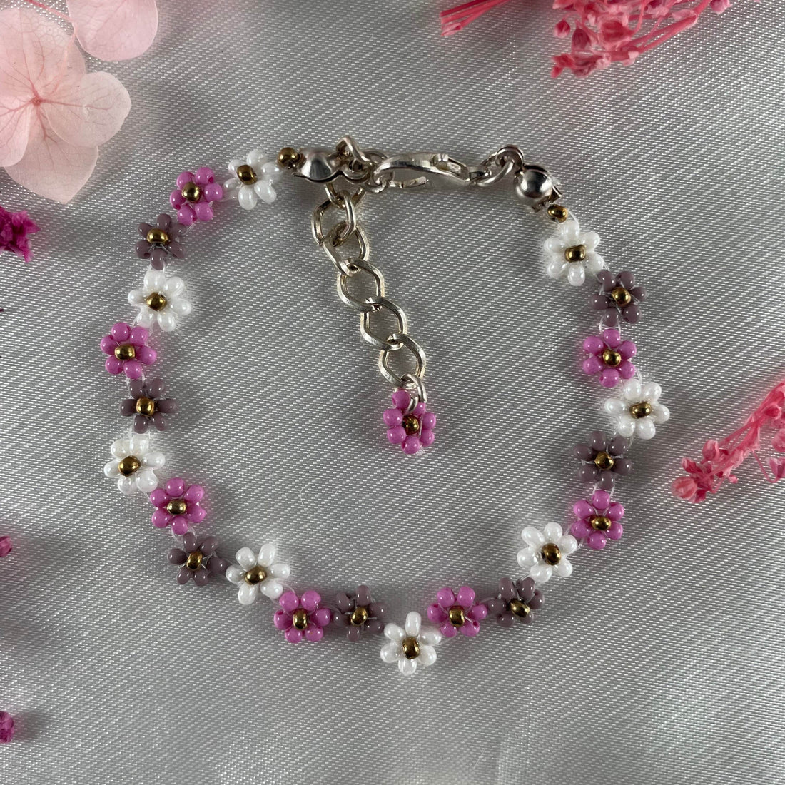Daisy Flowers bracelet | Zigzag Opaque Pink, Mauve, white, with Golden seed bead - Fatatun