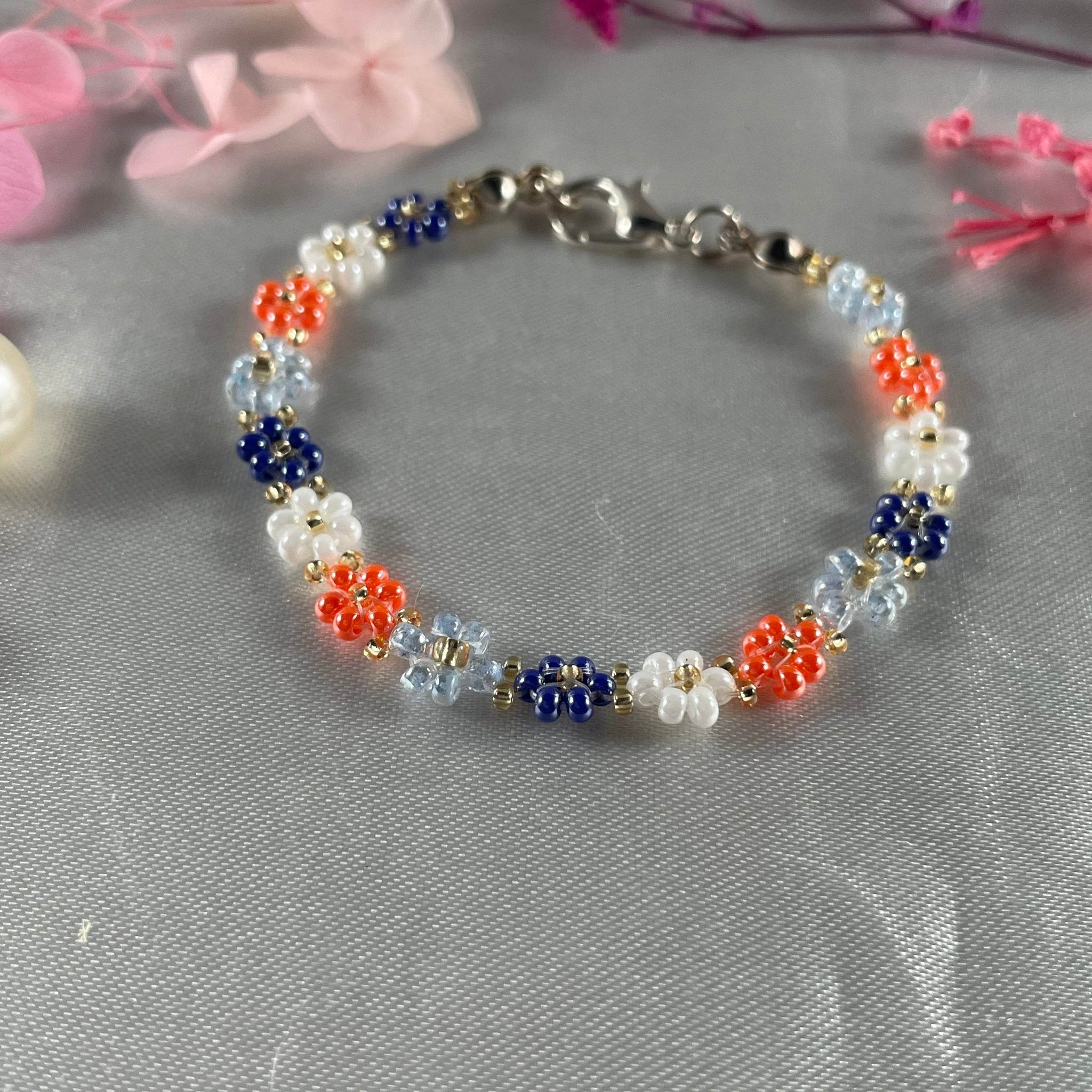 Daisy Flowers bracelet, made with 4 Colours Daisy’s design golden bead finishing - Fatatun