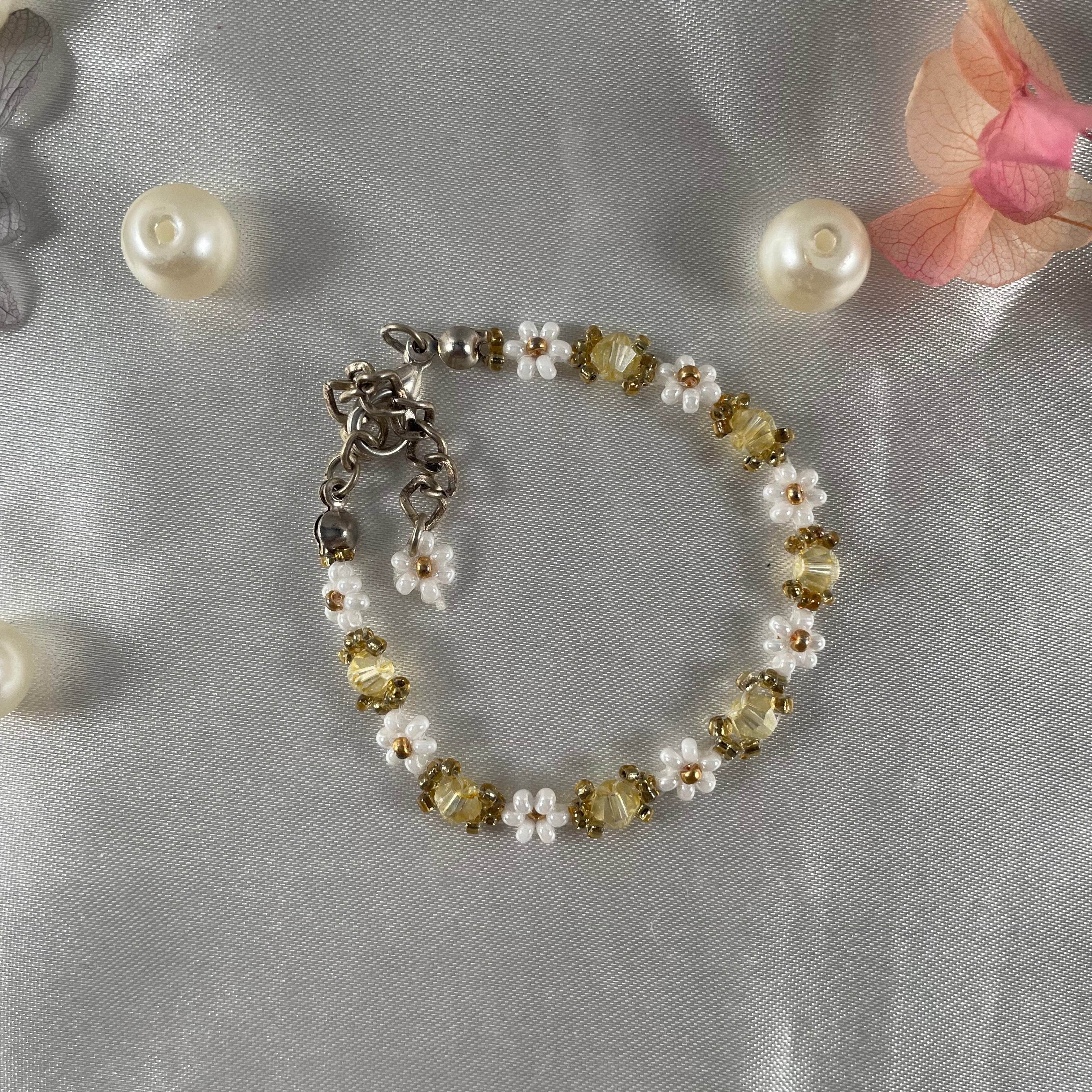 Daisy Flowers bracelet Bicon Crystal | Light yellow Crystal, Off-White & with golden seed beads - Fatatun