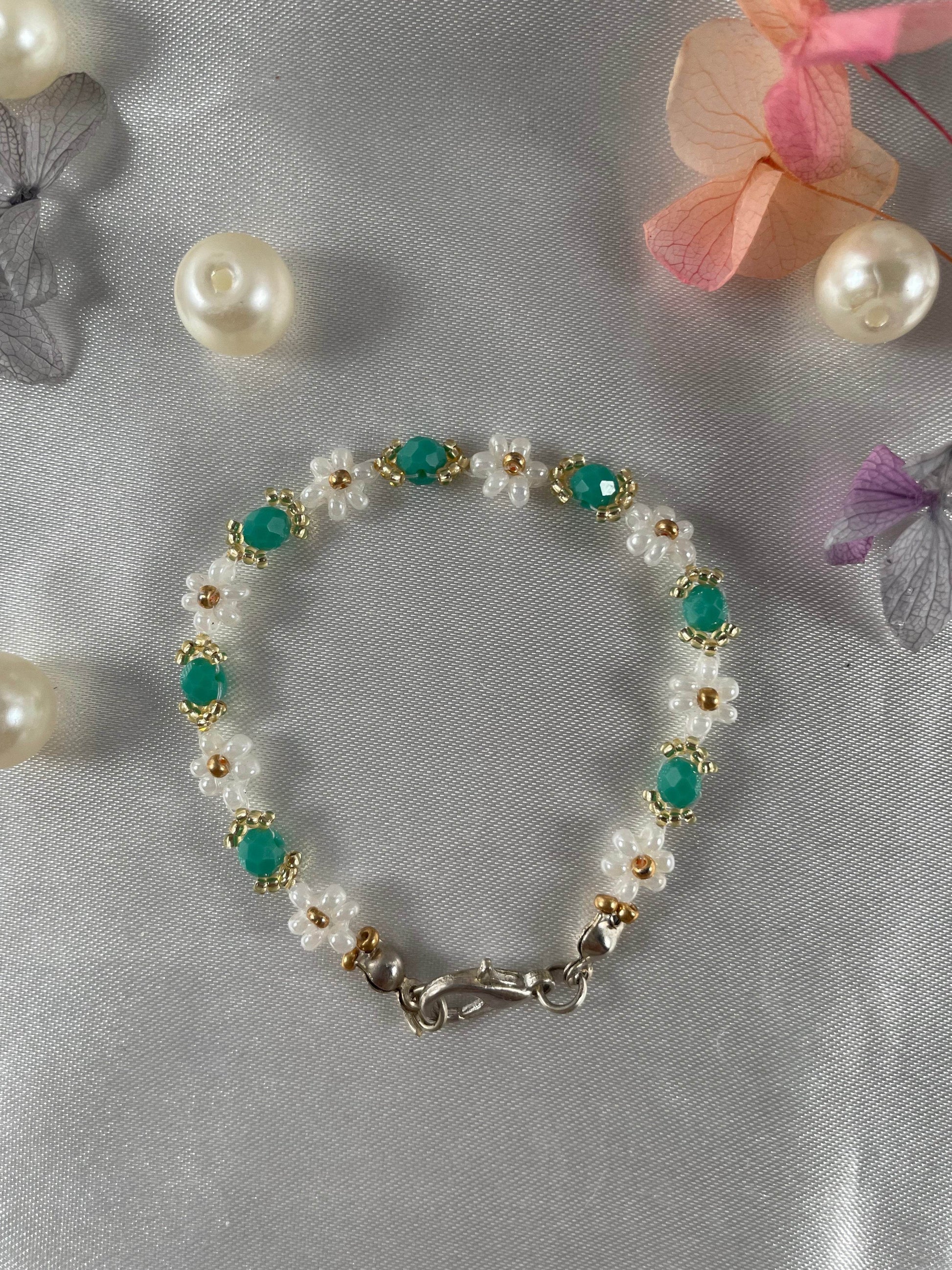Daisy Flowers bracelet Rondella Crystal | Tail Green Crystal with Off-White & golden seed beads - Fatatun