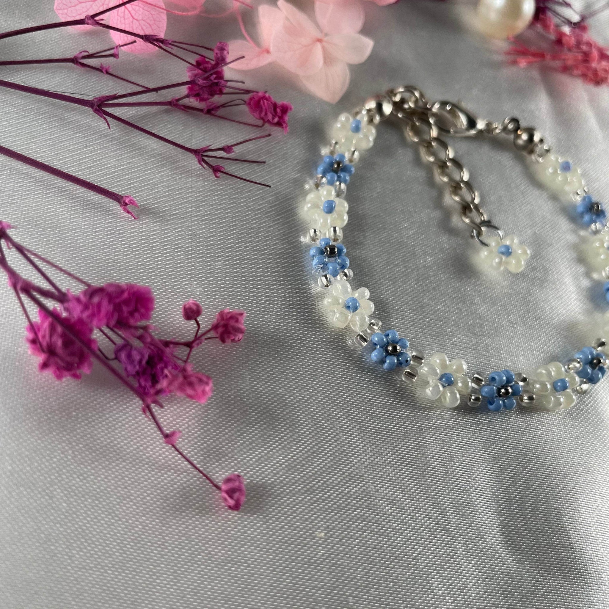 Daisy Flowers bracelet | pastel Blue, Off-White with silver line seed beads - Fatatun
