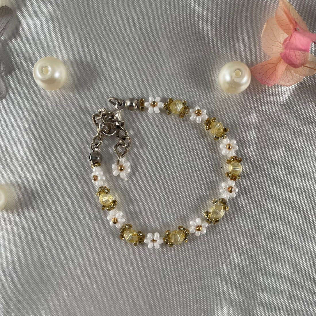 Daisy Flowers bracelet Bicon Crystal | Light yellow Crystal, Off-White & with golden seed beads - Fatatun