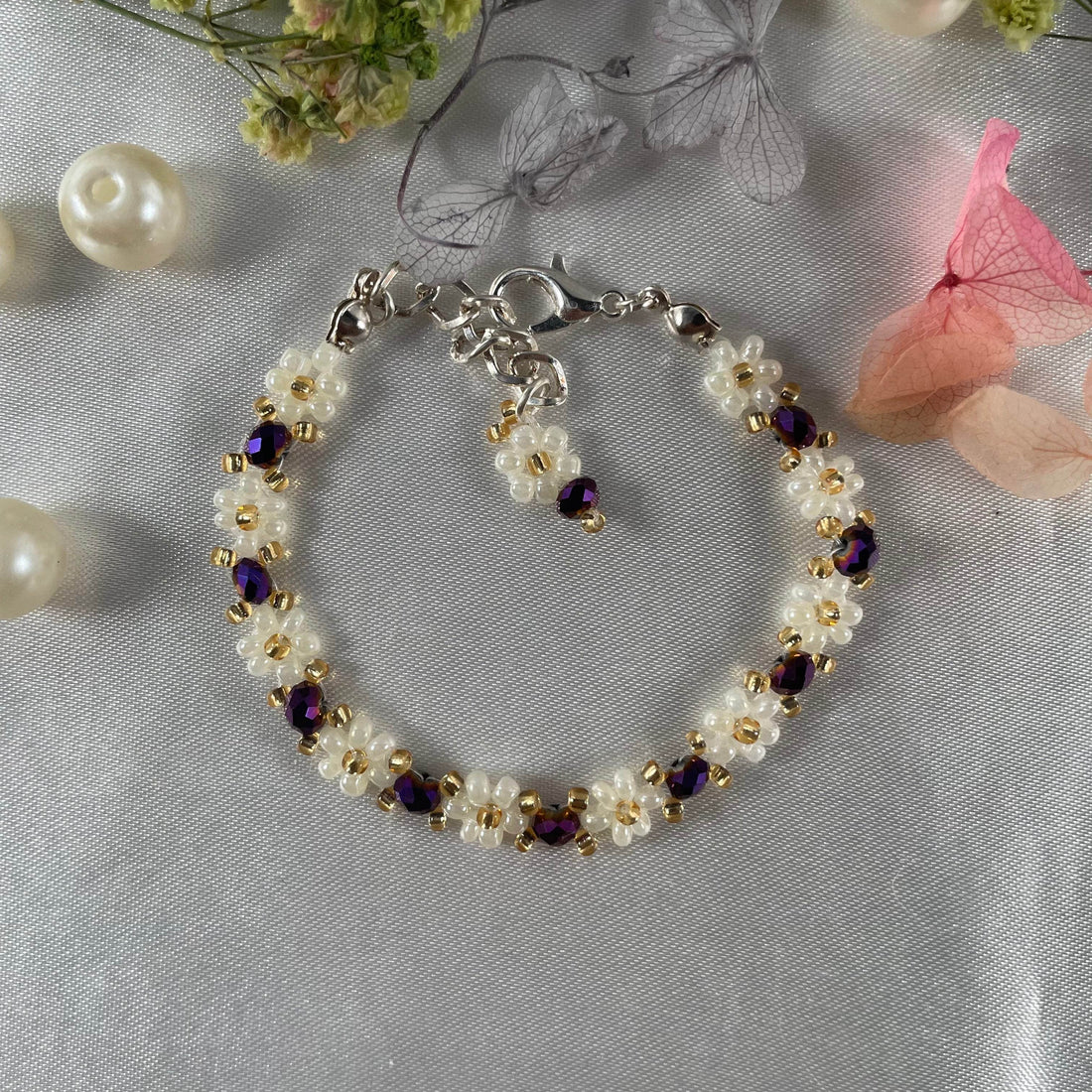 Daisy Flowers bracelet Rondella Crystal | Dark purple, Off-White with Golden seed beads - Fatatun