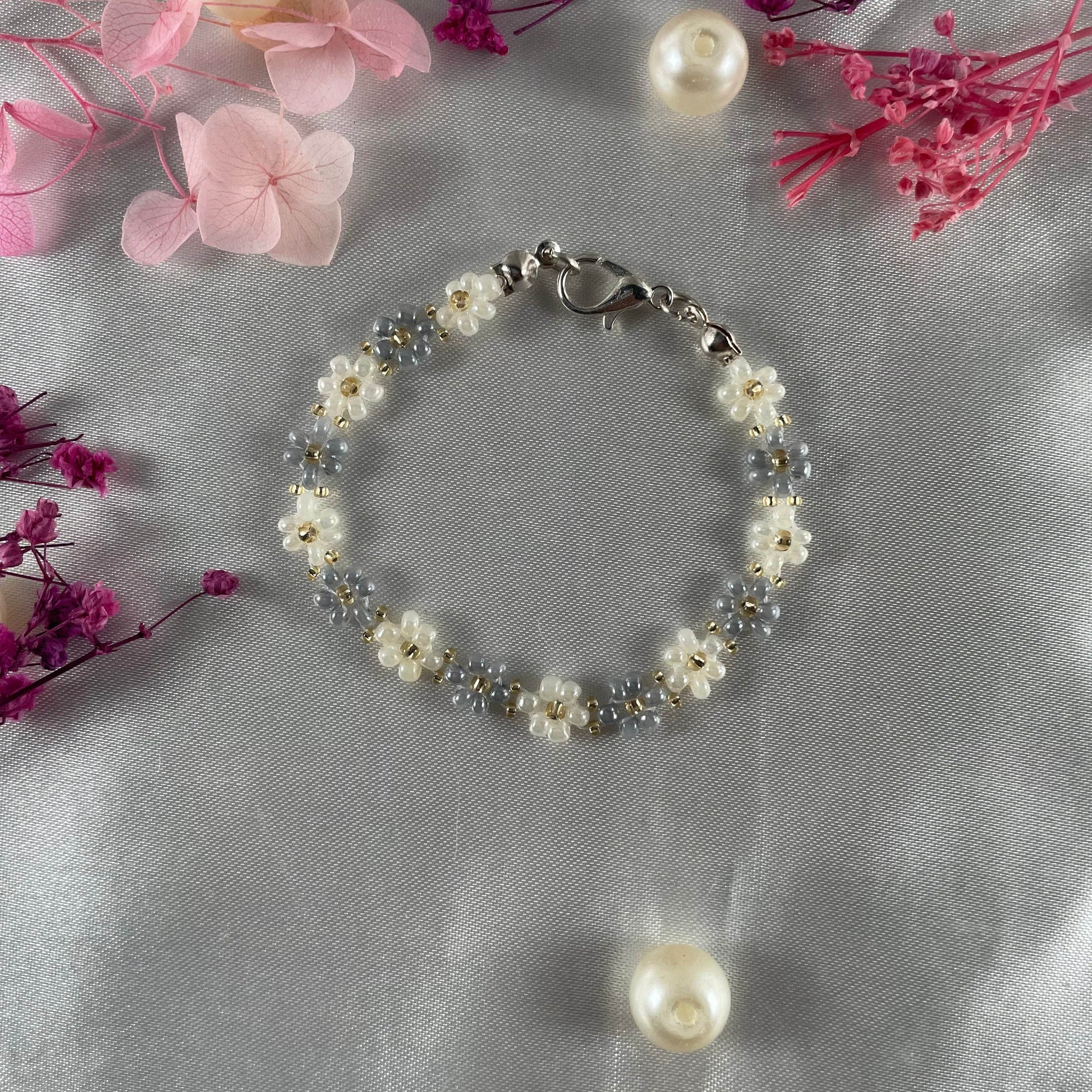 Daisy Flowers bracelet, Grey & Off-White, Golden seed beads - Fatatun