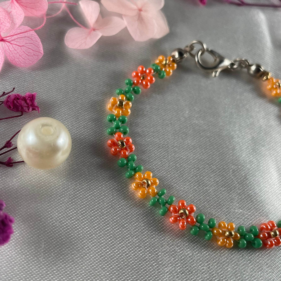 Daisy Flowers bracelet, made with 3 Colours Daisy’s design golden bead finishing - Fatatun