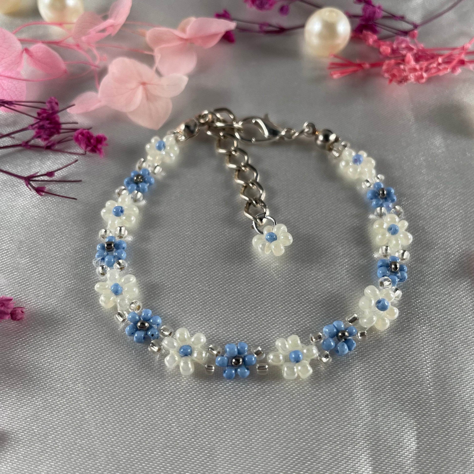 Daisy Flowers bracelet | pastel Blue, Off-White with silver line seed beads - Fatatun
