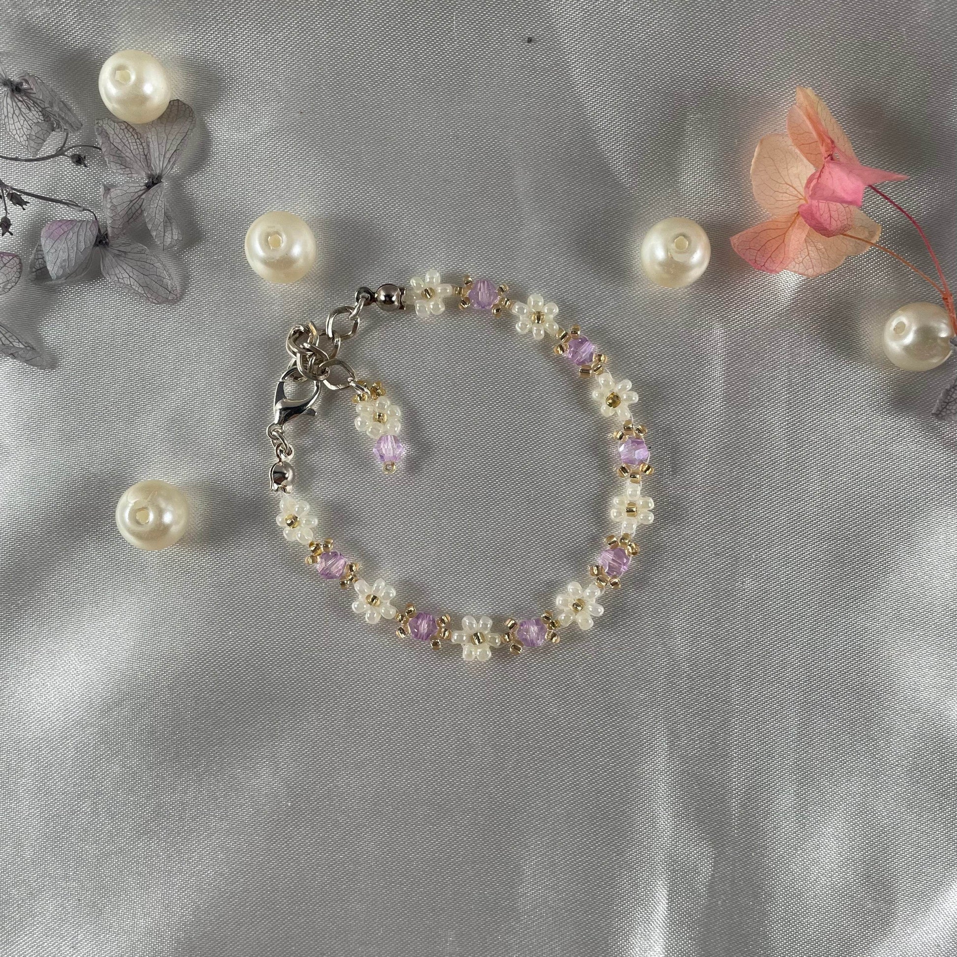 Daisy Flowers bracelet Bicon Crystal | Light Lavender Bicon Crystal with Off-White & golden seed beads - Fatatun