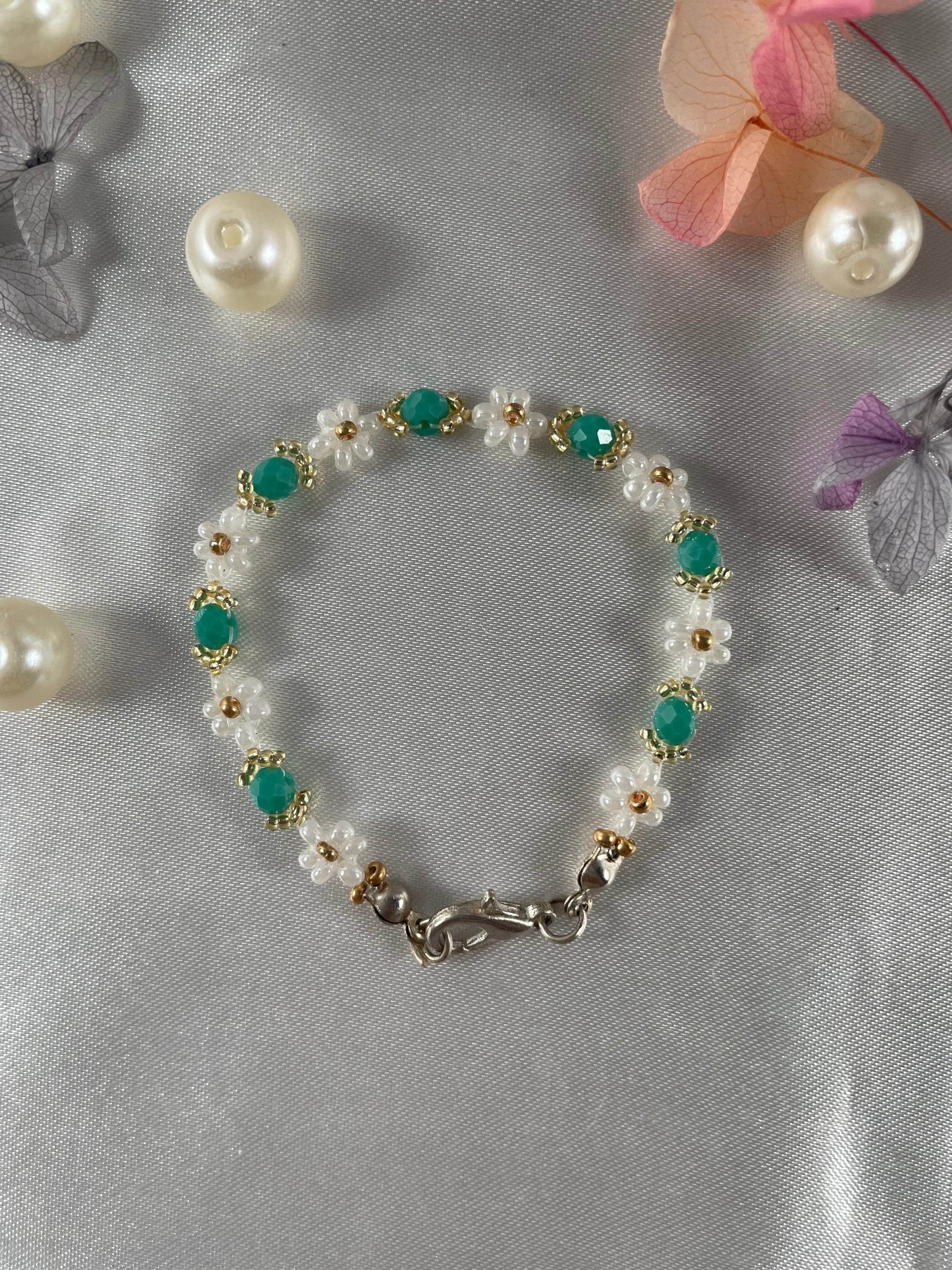 Daisy Flowers bracelet Rondella Crystal | Tail Green Crystal with Off-White & golden seed beads - Fatatun