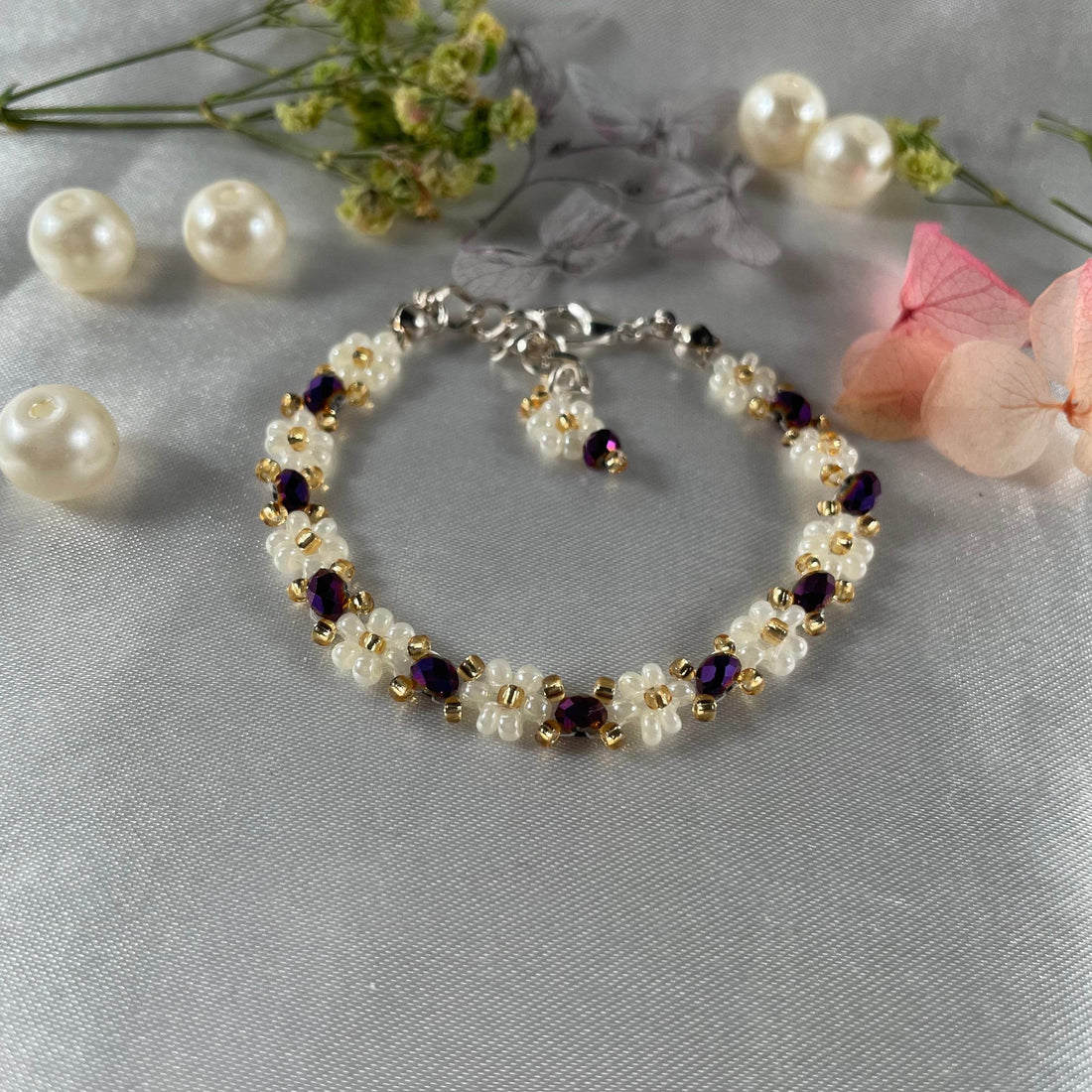 Daisy Flowers bracelet Rondella Crystal | Dark purple, Off-White with Golden seed beads - Fatatun