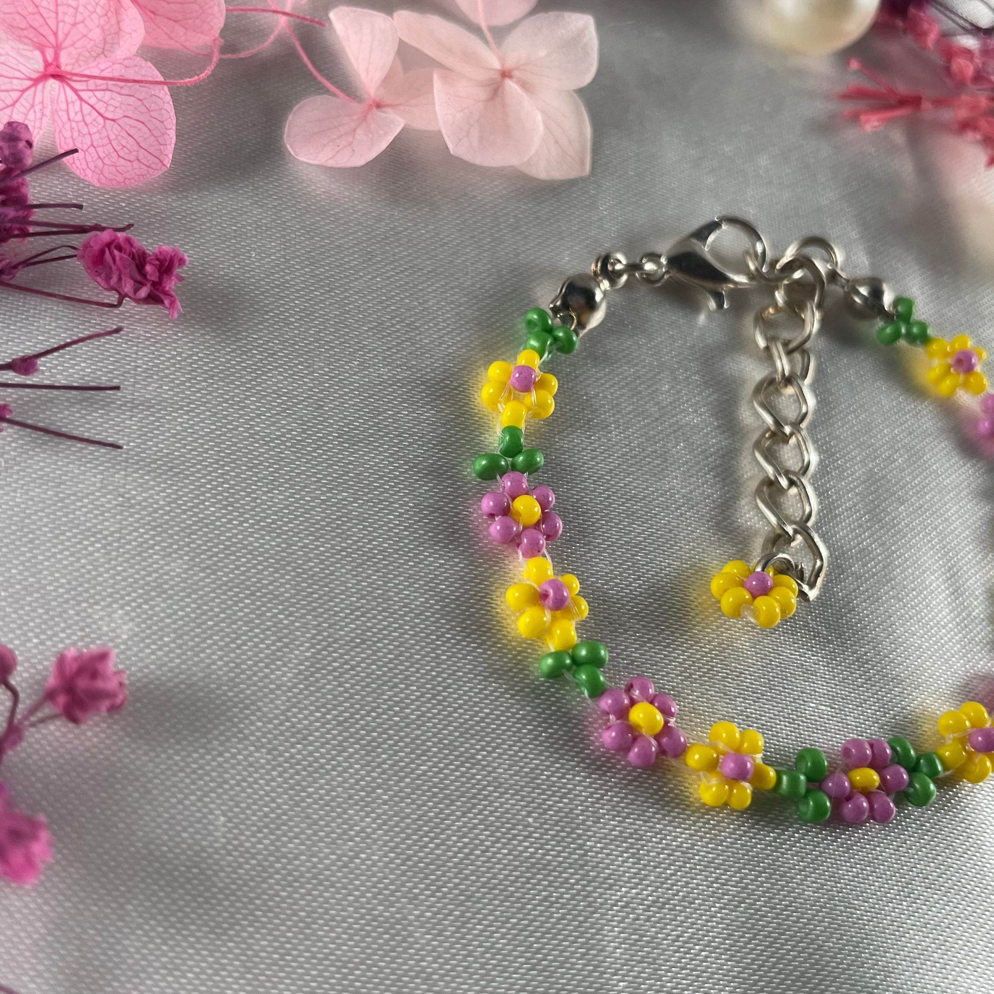 Daisy Flowers bracelet, made with Pastel Pink and Yellow Colour, Green bead finishing - Fatatun