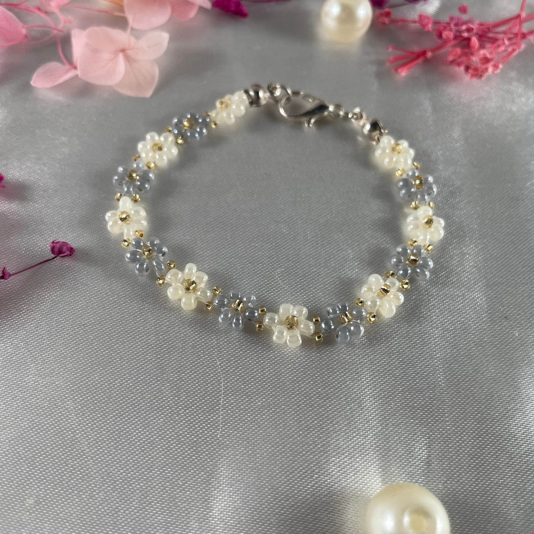Daisy Flowers bracelet, Grey & Off-White, Golden seed beads - Fatatun