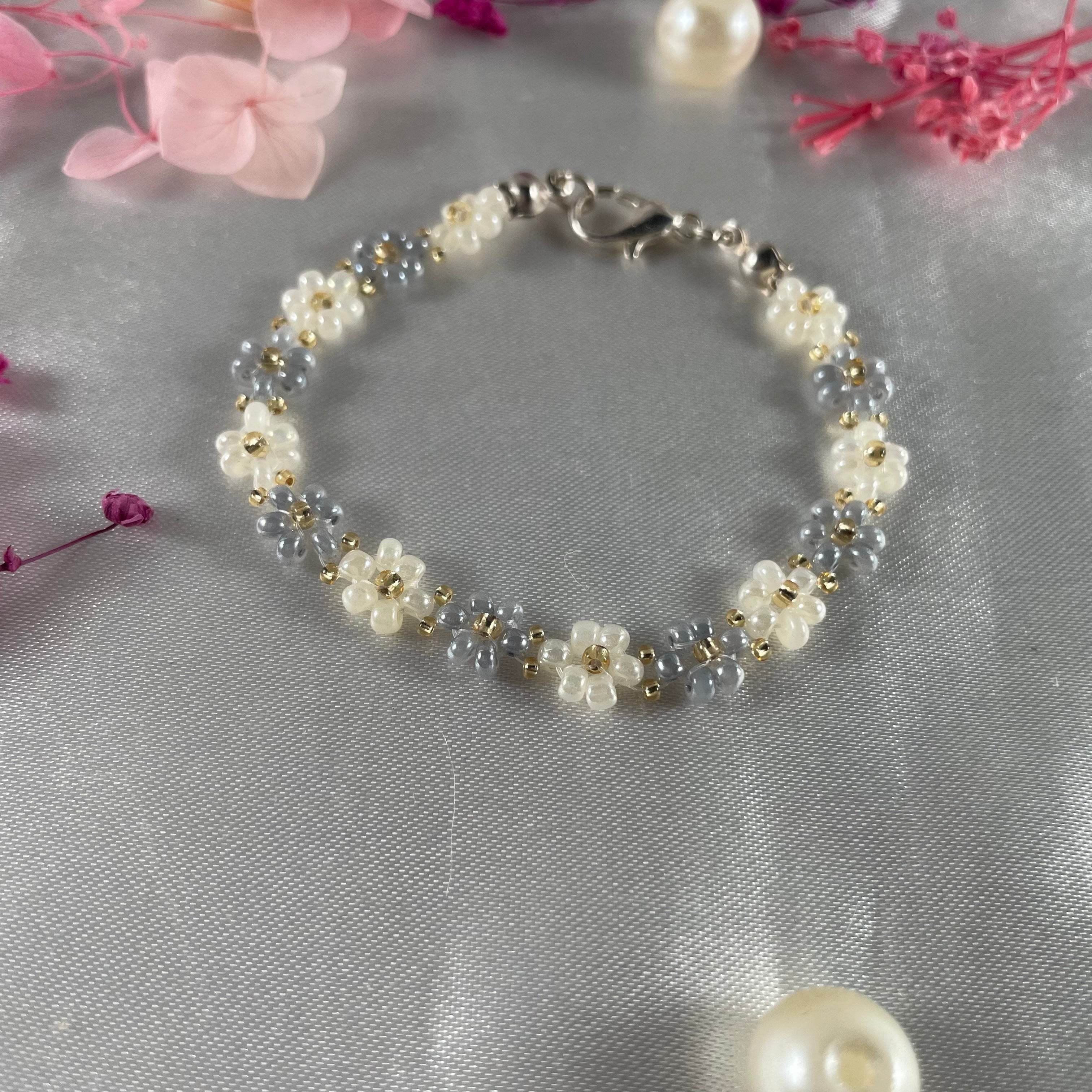 Daisy Flowers bracelet, Grey & Off-White, Golden seed beads - Fatatun