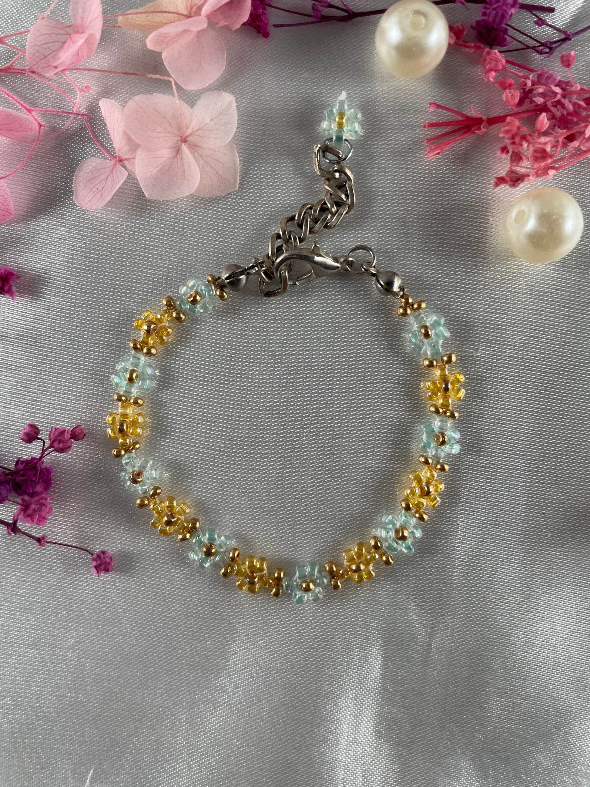 Daisy Flowers bracelet, Golden and Light green with Golden seed bead - Fatatun