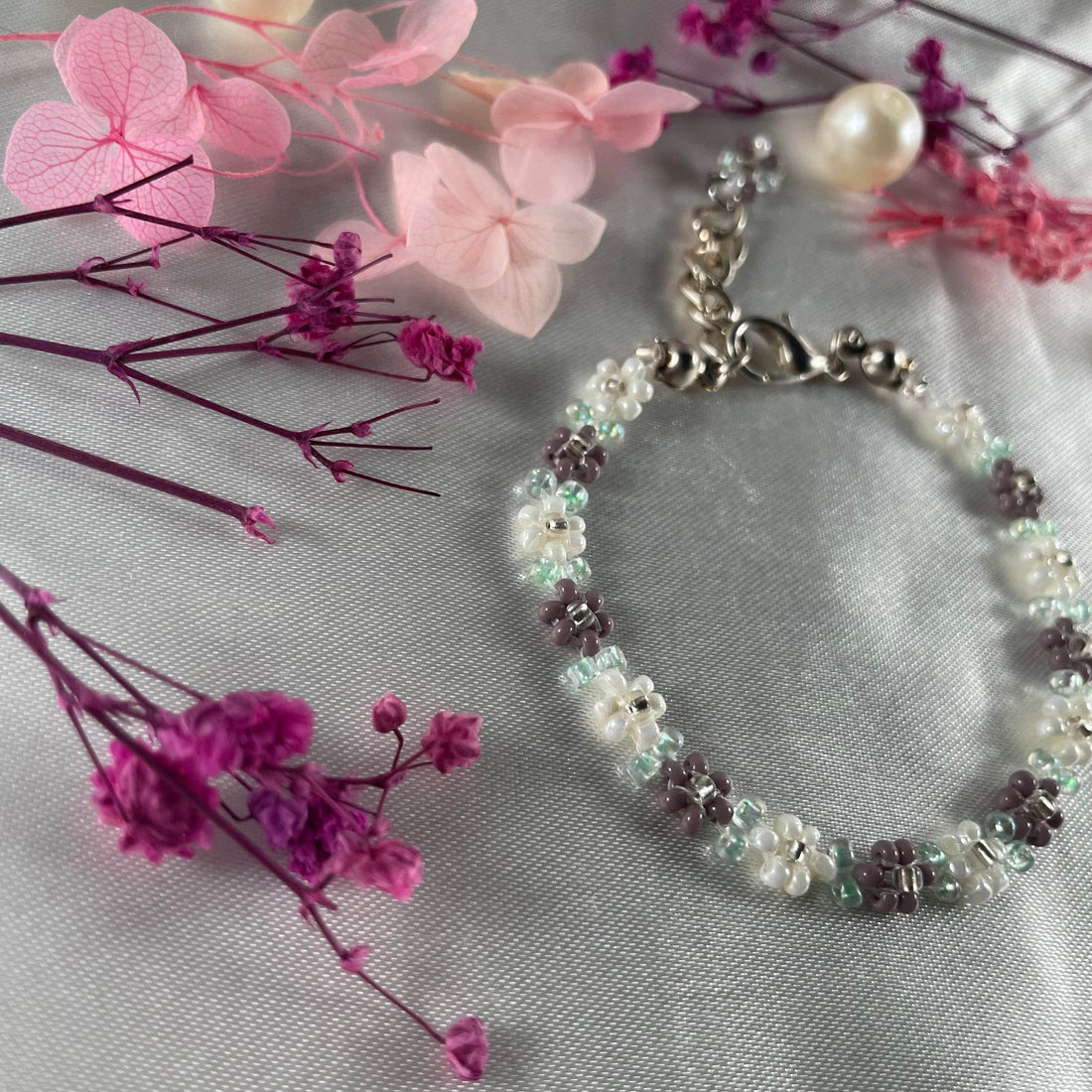 Daisy Flowers bracelet| Opaque pastel Mauve & Off-White with light green finish - Fatatun
