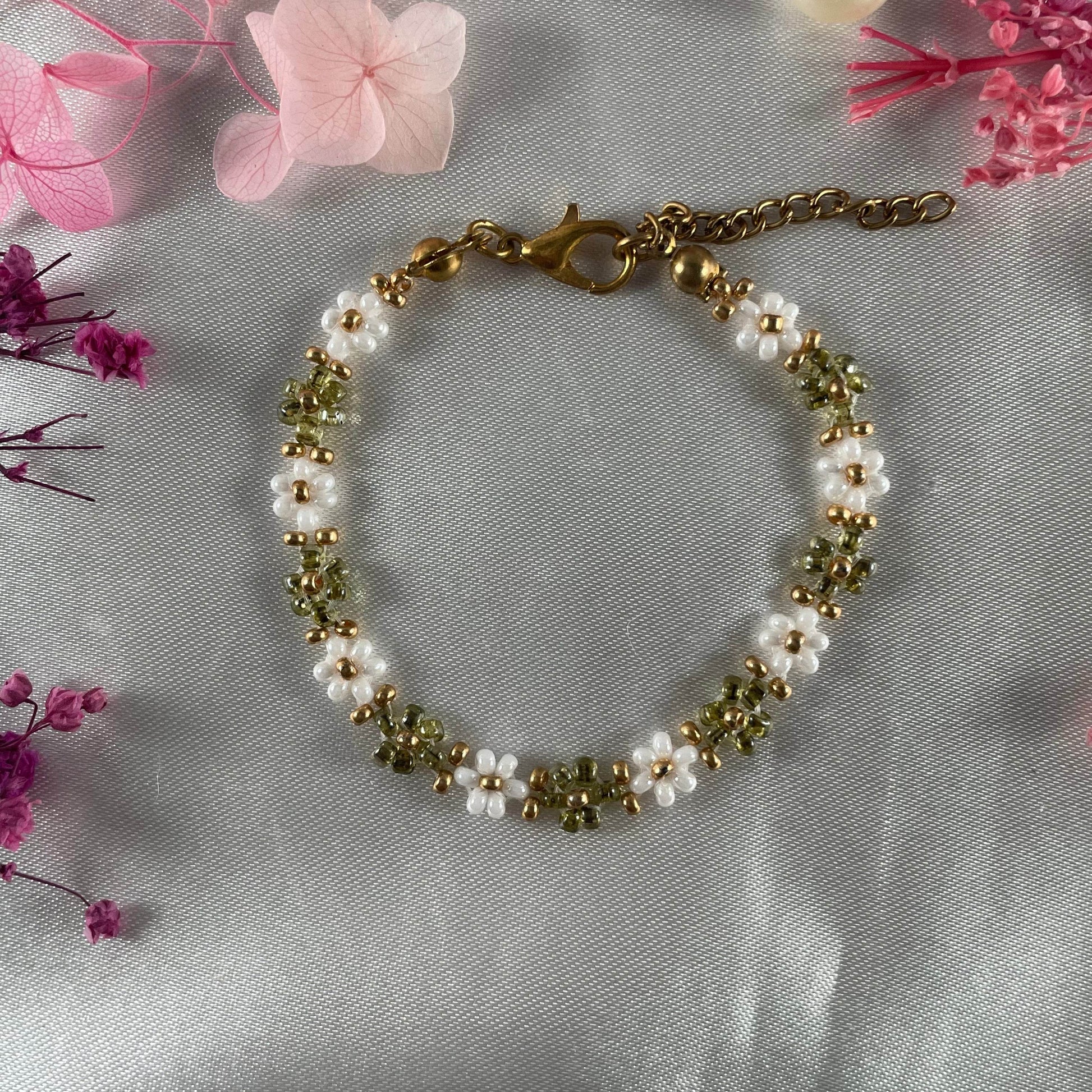 Daisy Flowers bracelet | Olives green and white with Golden seed bead finishing - Fatatun