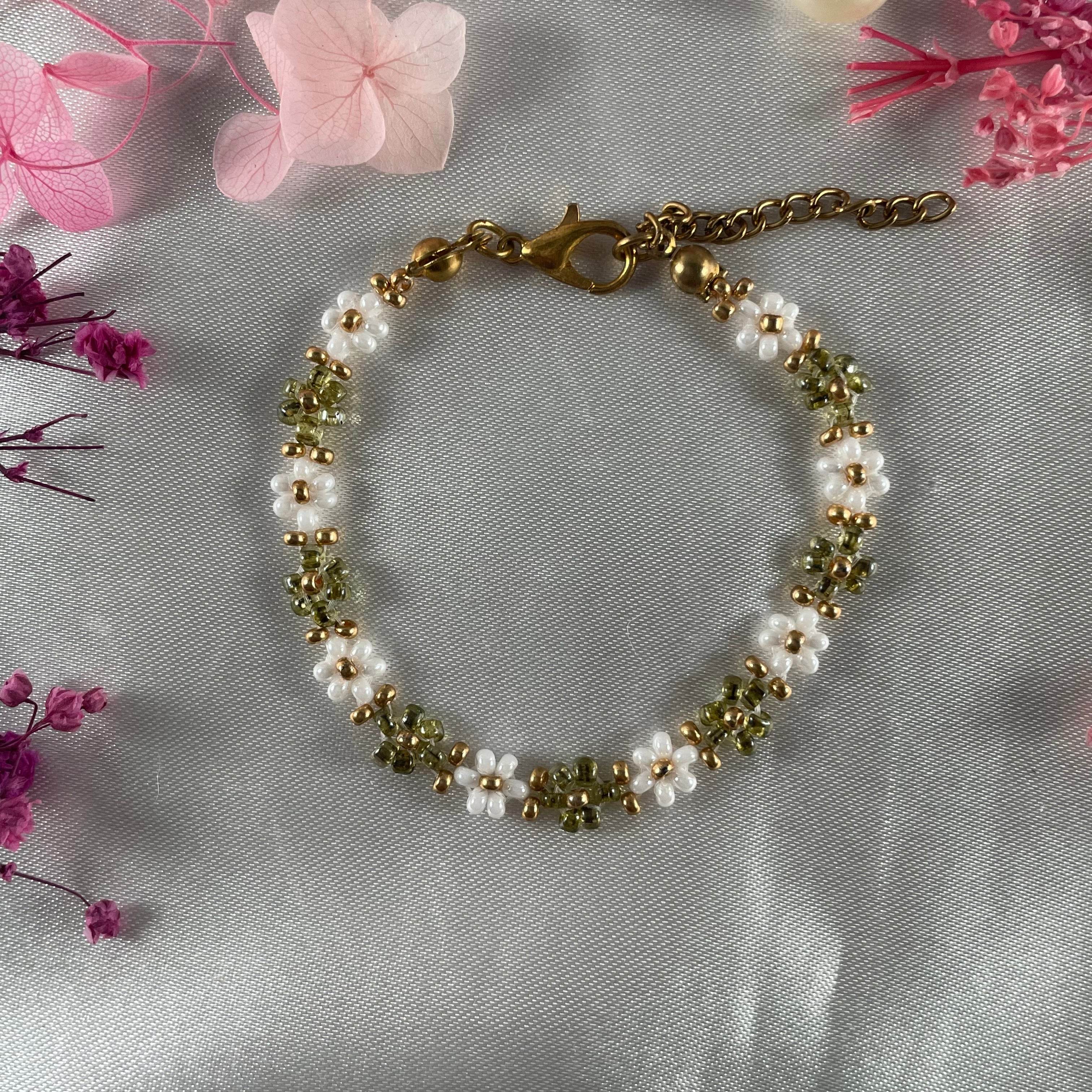 Daisy Flowers bracelet | Olives green and white with Golden seed bead finishing - Fatatun