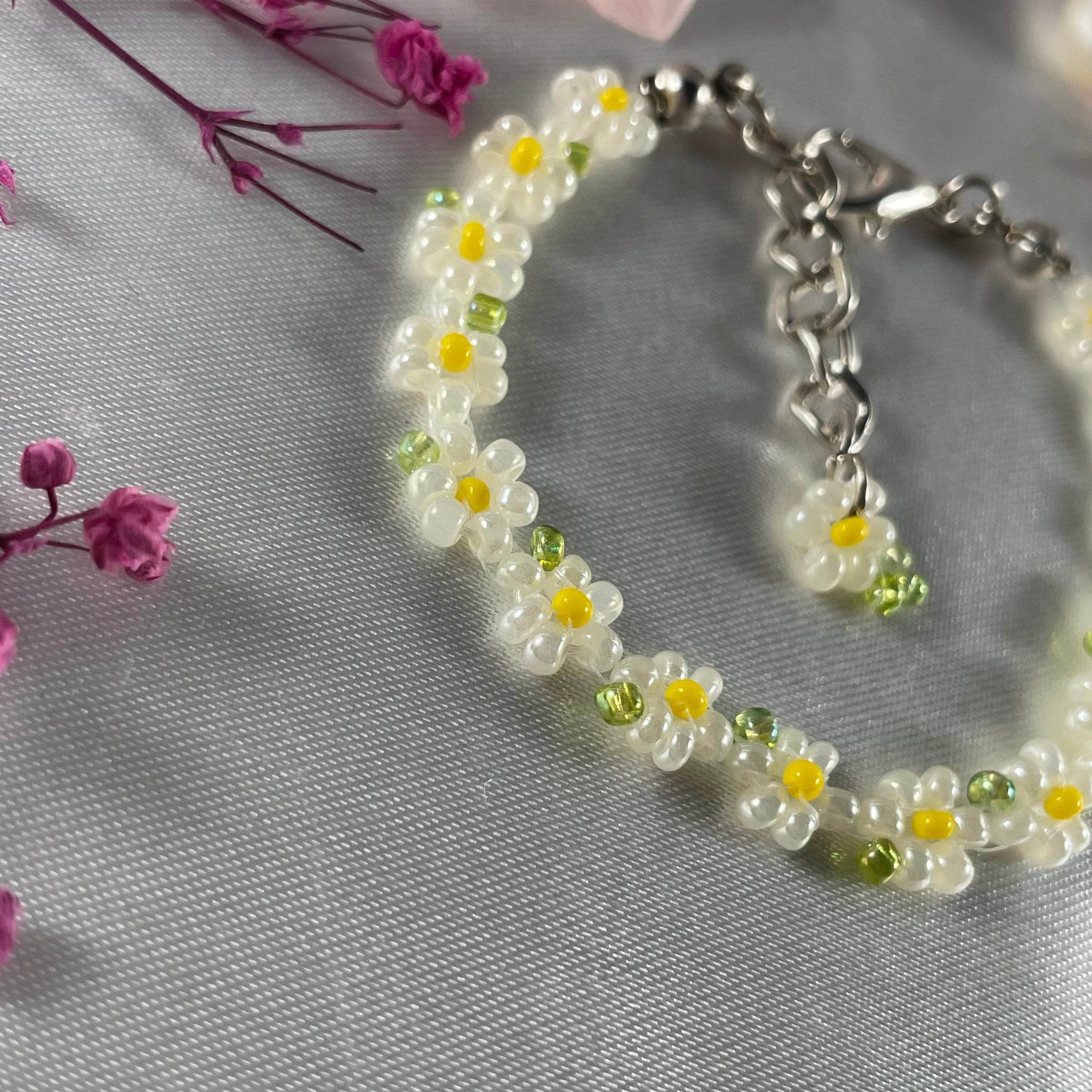 Daisy Flowers bracelet | Off-White with green seed beads finishing - Fatatun