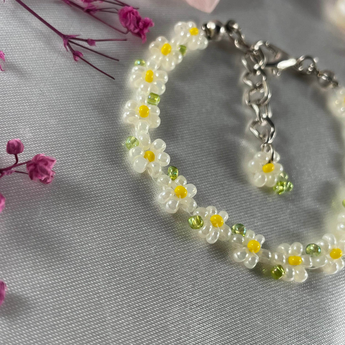 Daisy Flowers bracelet | Off-White with green seed beads finishing - Fatatun