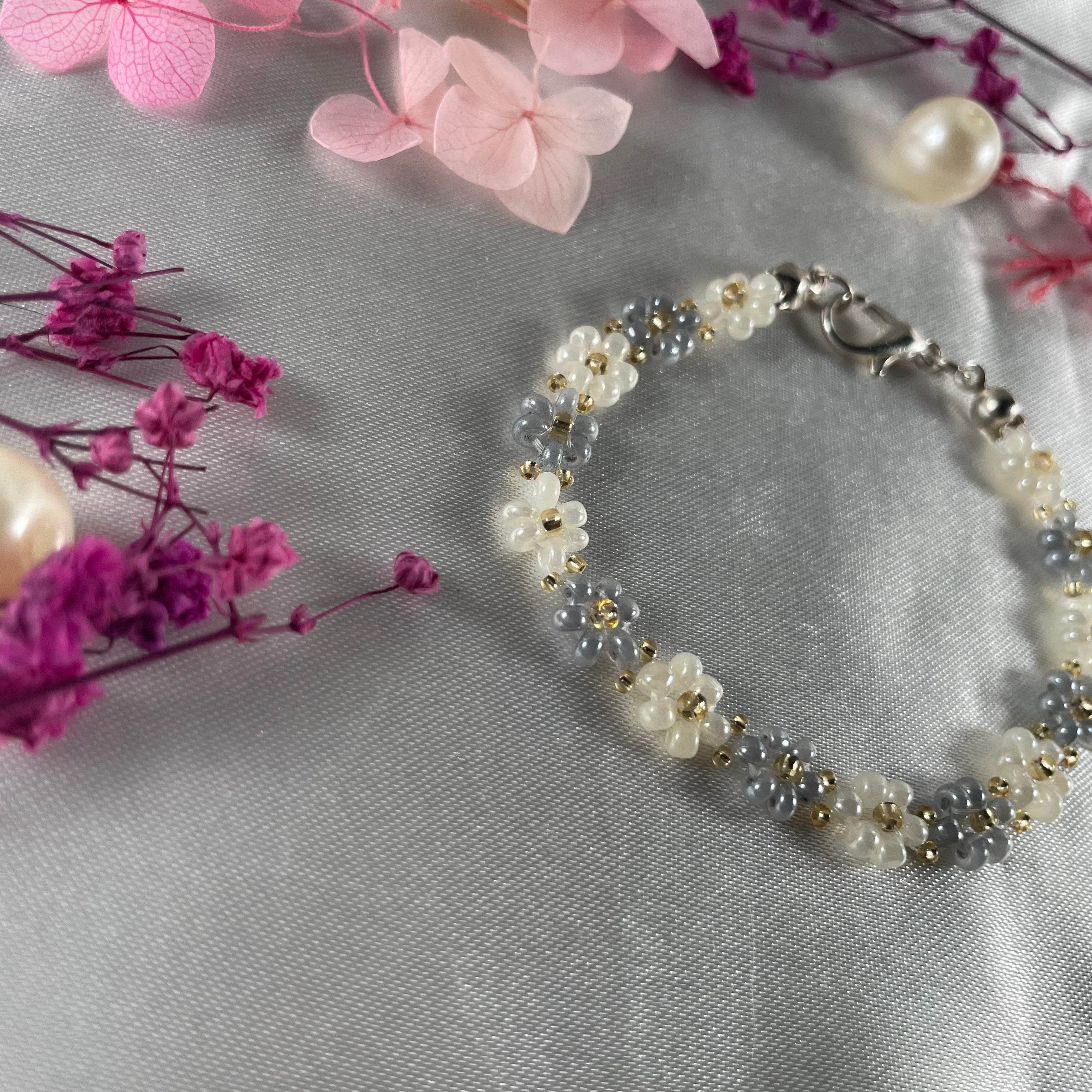 Daisy Flowers bracelet, Grey & Off-White, Golden seed beads - Fatatun