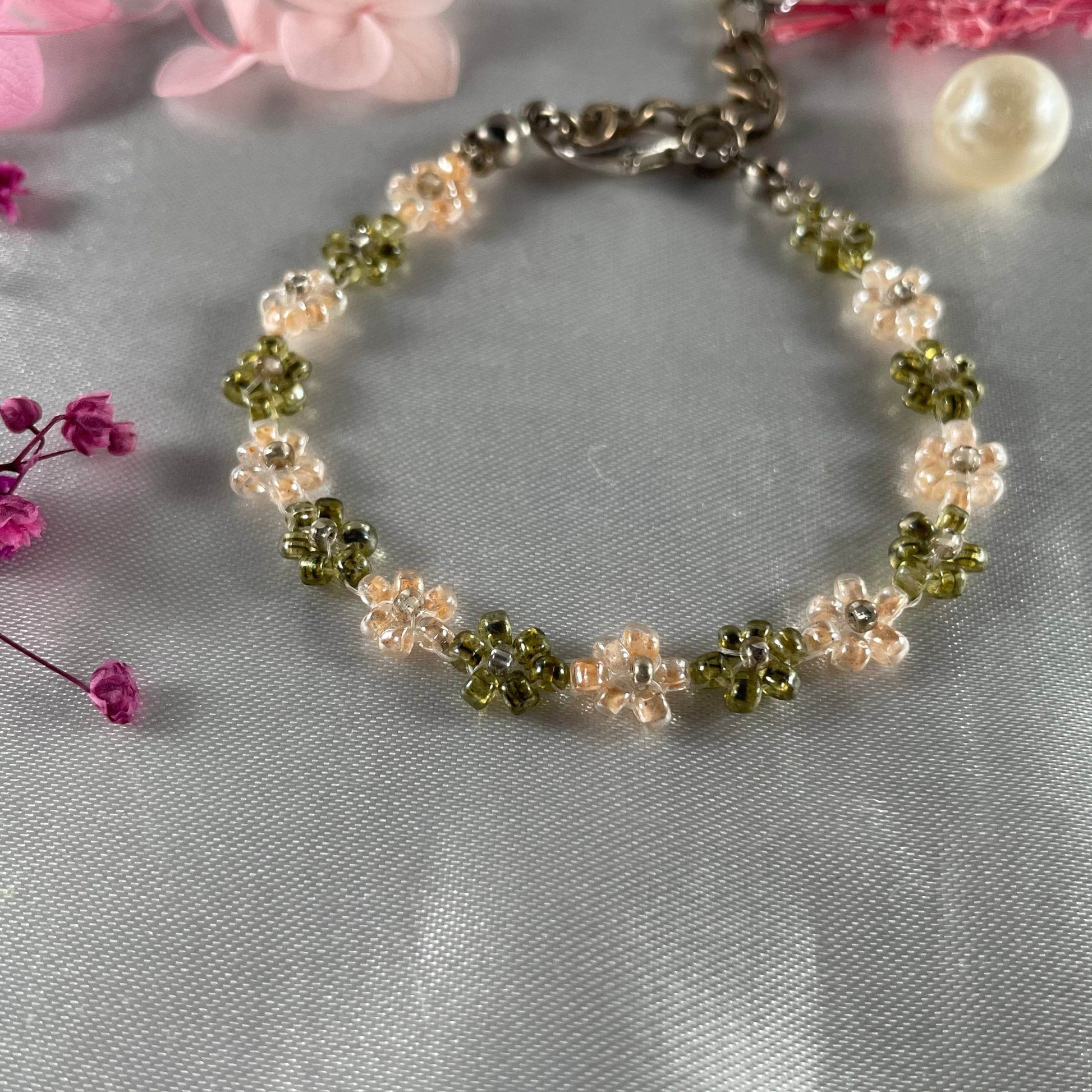 Daisy Flowers bracelet | Olives green and peach with silver seed bead finishing - Fatatun