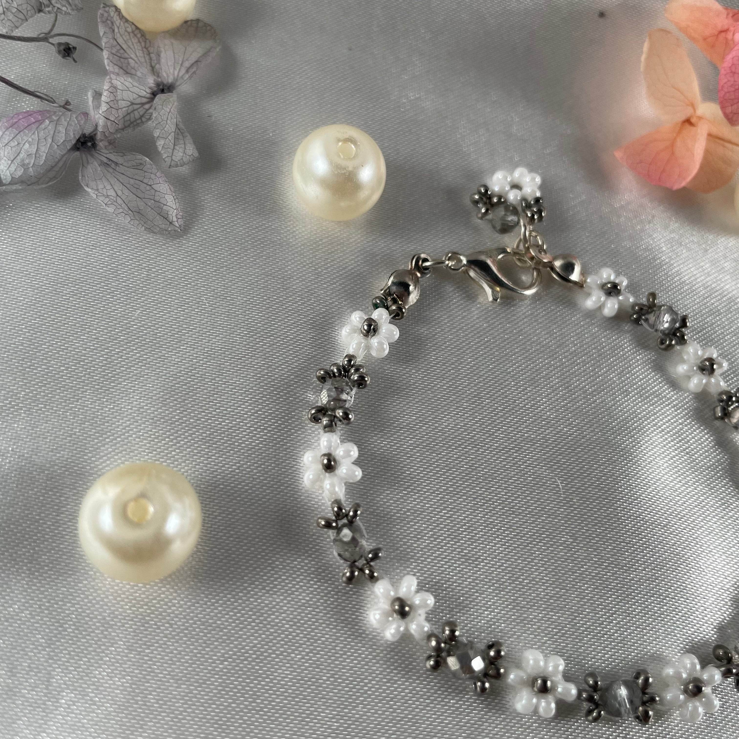 Daisy Flowers bracelet Rondella Crystal | Light Grey Crystal, White and Silver seed beads - Fatatun