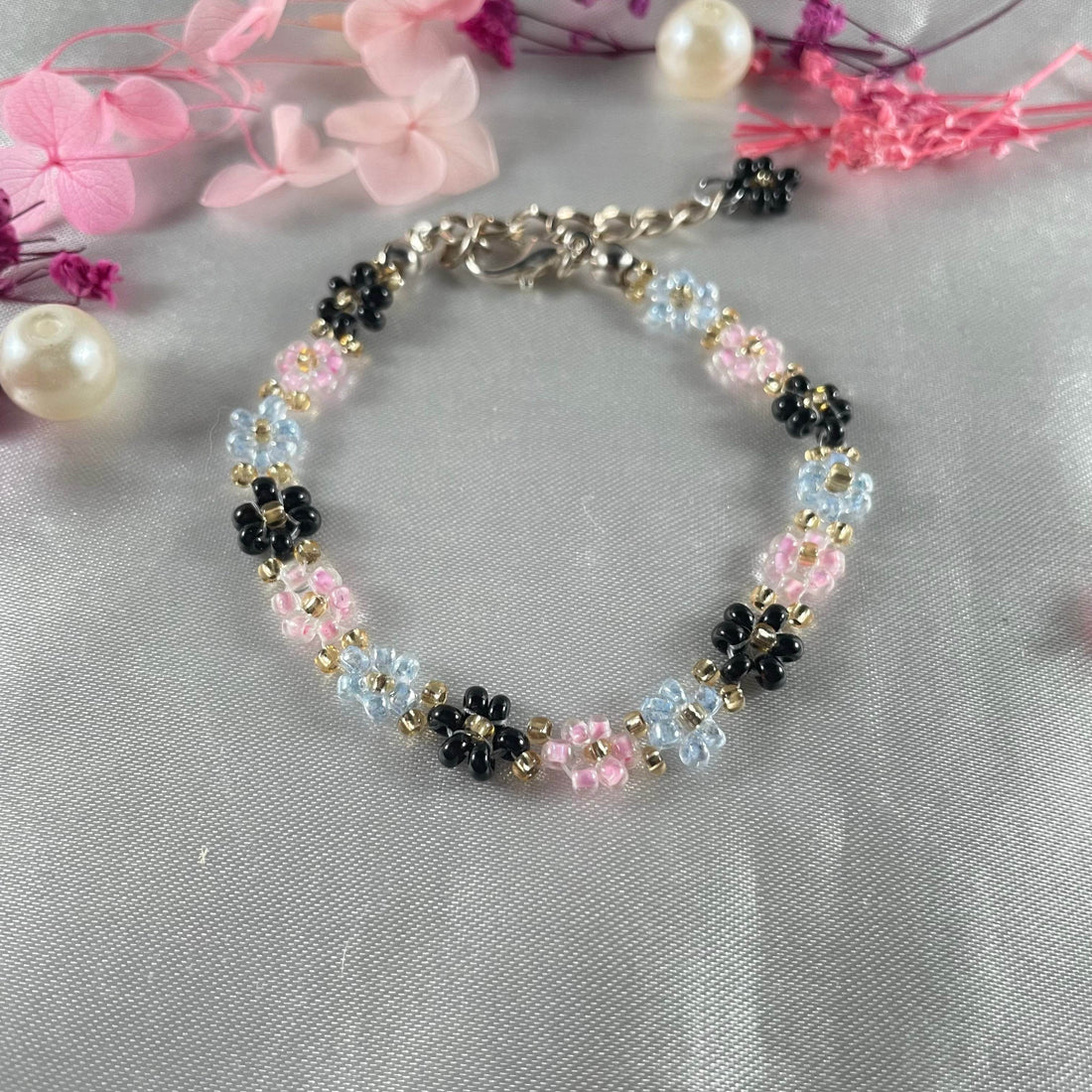 Daisy Flowers bracelet, made with rose Pink , Light Blue, black Colour, Golden bead finishing - Fatatun