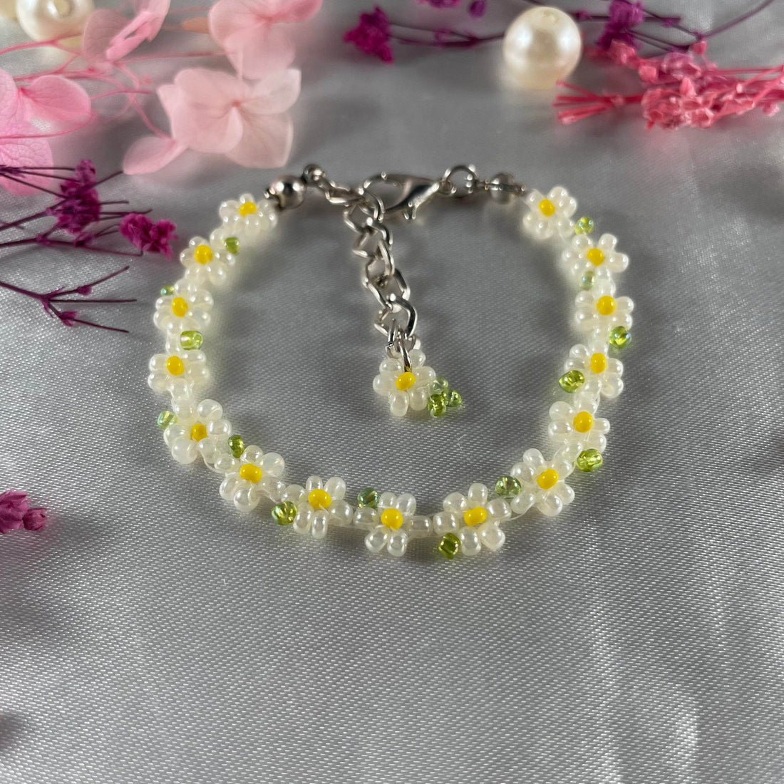 Daisy Flowers bracelet | Off-White with green seed beads finishing - Fatatun