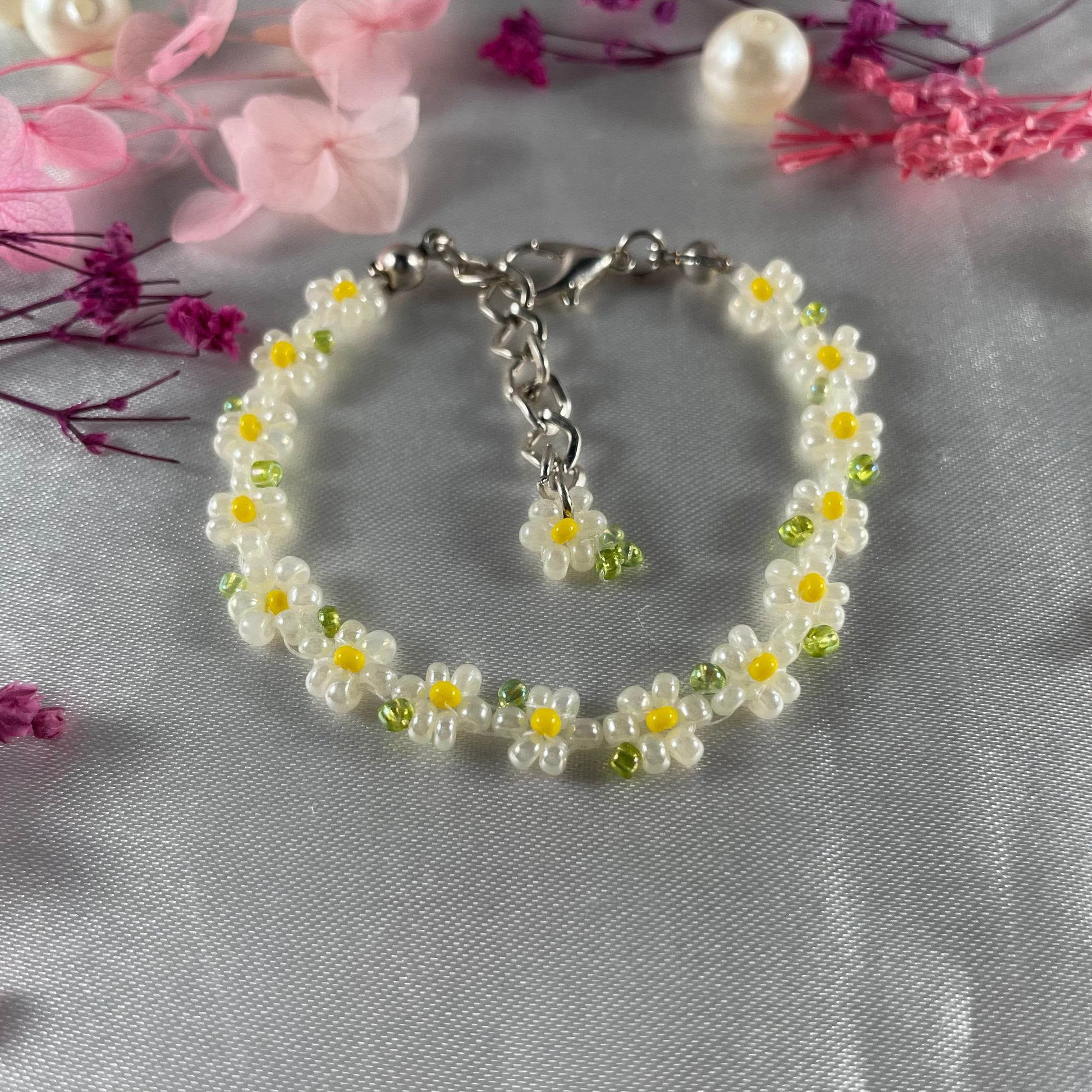 Daisy Flowers bracelet | Off-White with green seed beads finishing - Fatatun