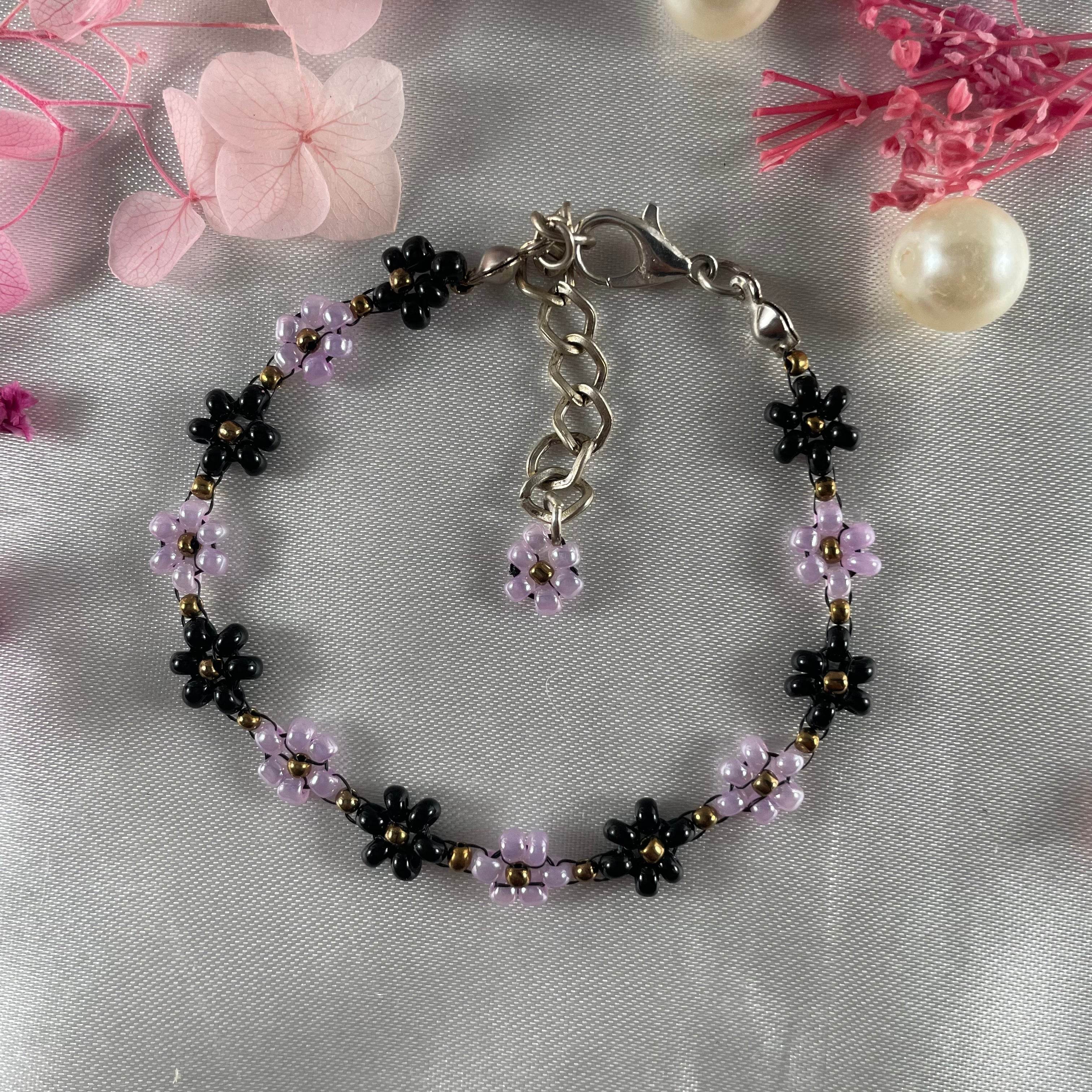 Daisy Flowers bracelet, made with Pastel purple and Black Colour, Golden bead finishing - Fatatun