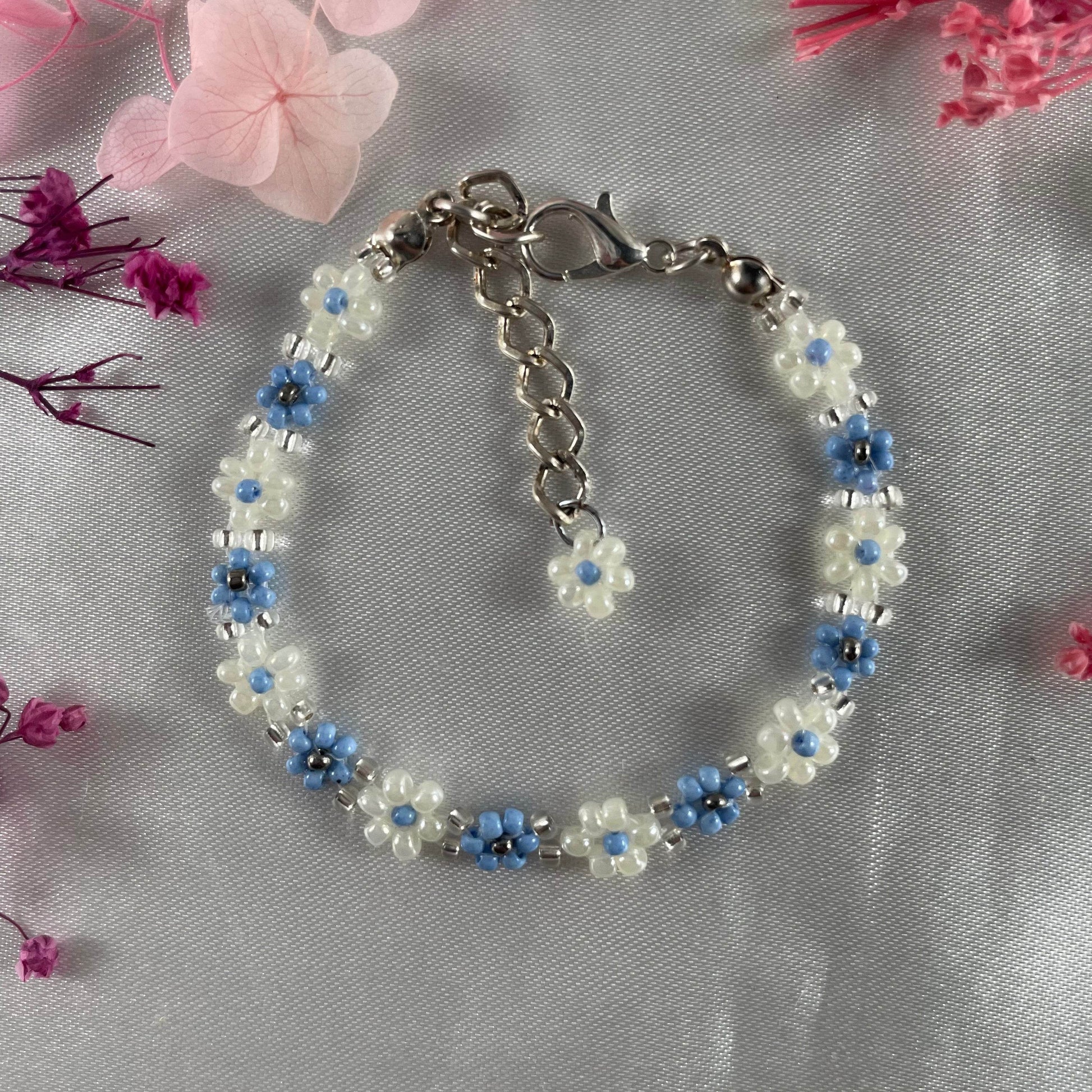 Daisy Flowers bracelet | pastel Blue, Off-White with silver line seed beads - Fatatun
