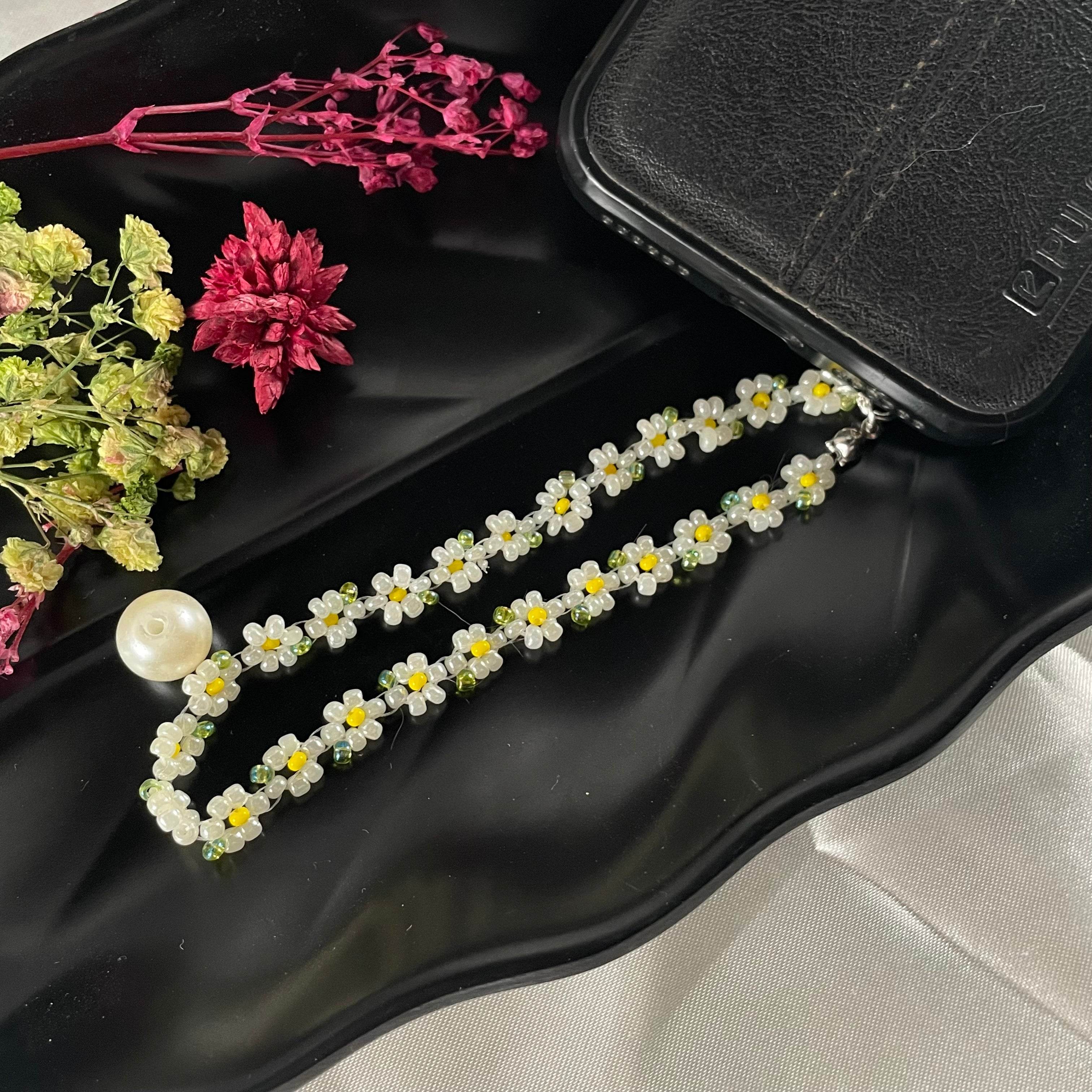 Phone Charm made with seed bead daisy - Fatatun