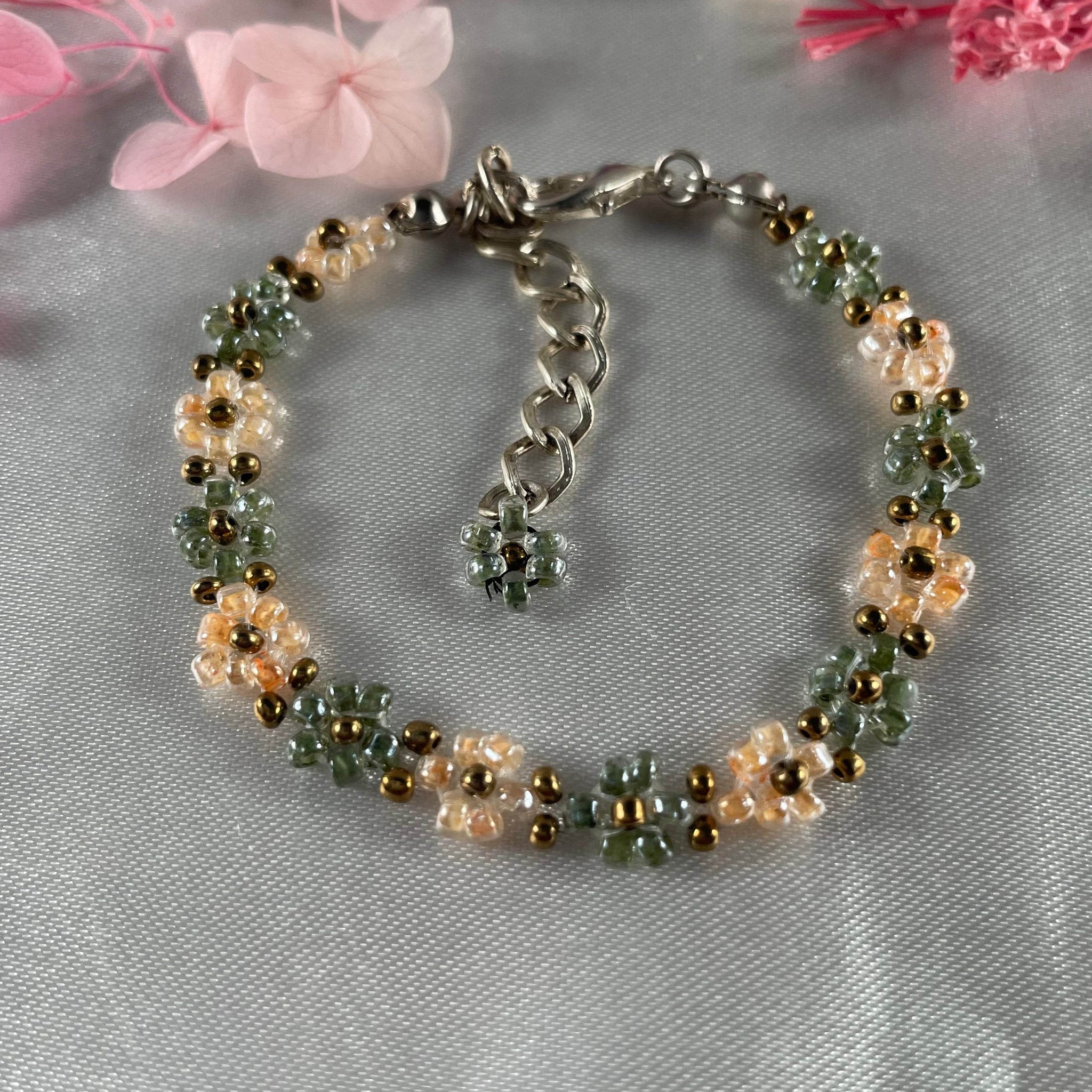 Daisy Flowers bracelet | Olives green and peach with Golden seed bead finishing - Fatatun