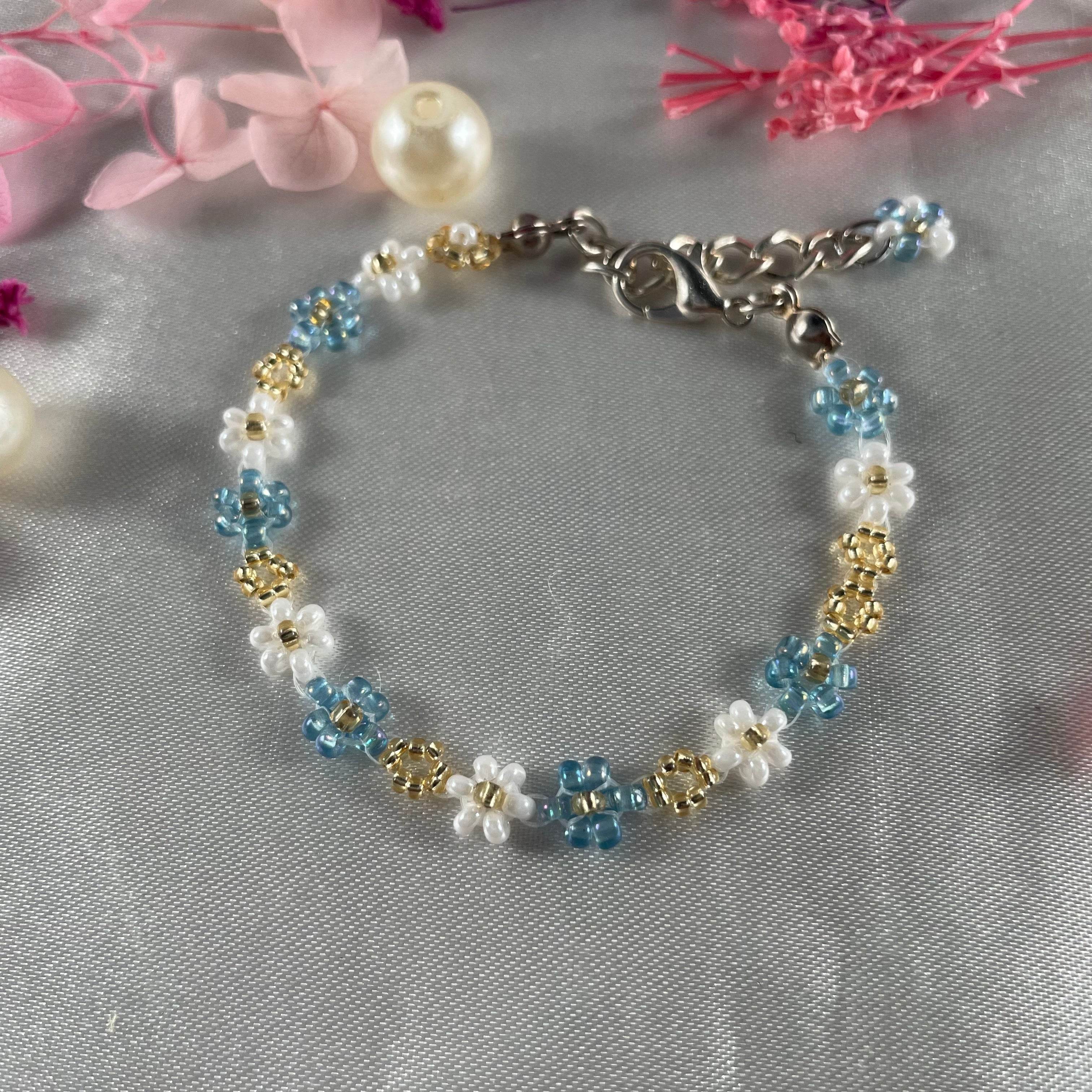 Daisy Flowers bracelet, made with Sea blue, white and Golden Seed beads Finishing - Fatatun
