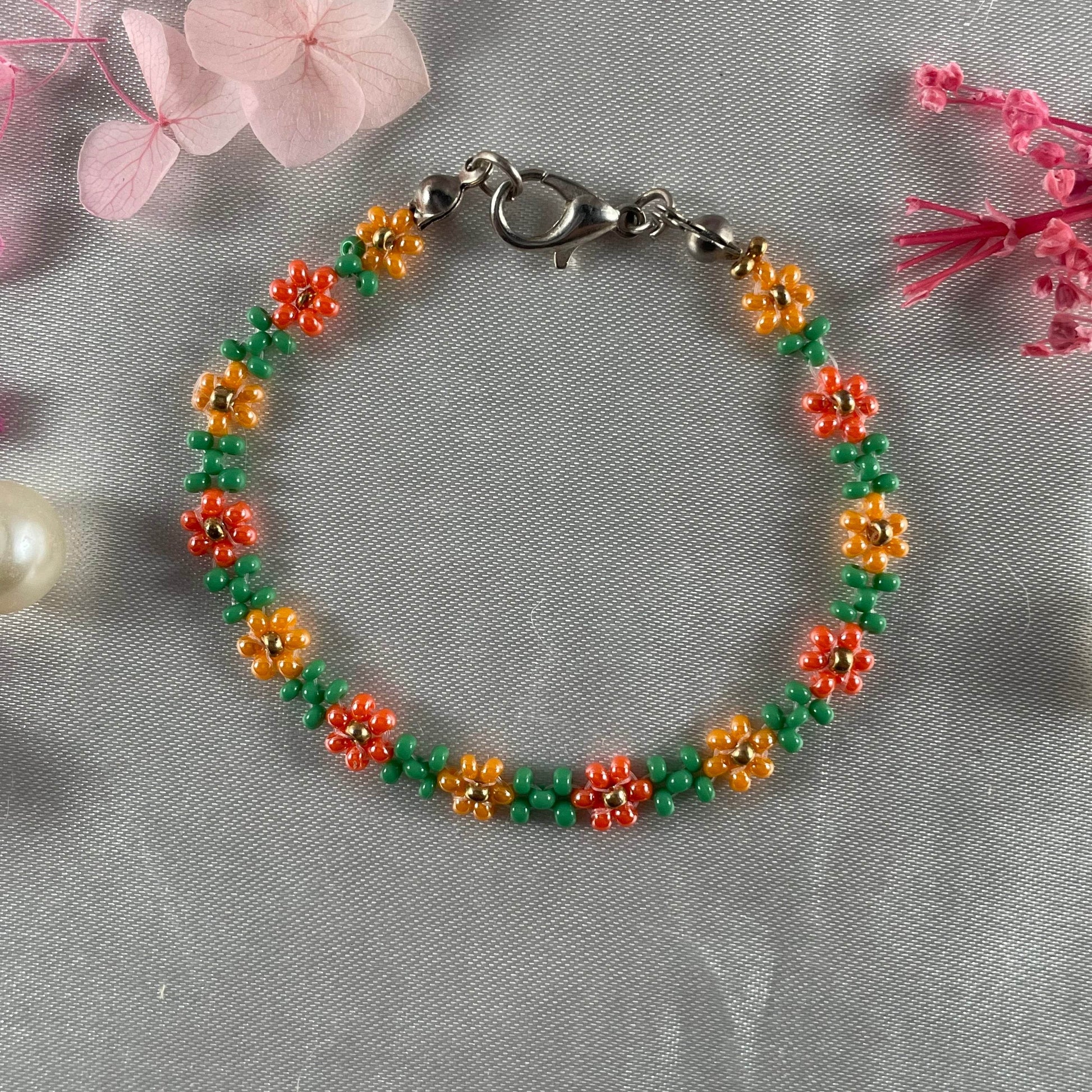 Daisy Flowers bracelet, made with 3 Colours Daisy’s design golden bead finishing - Fatatun
