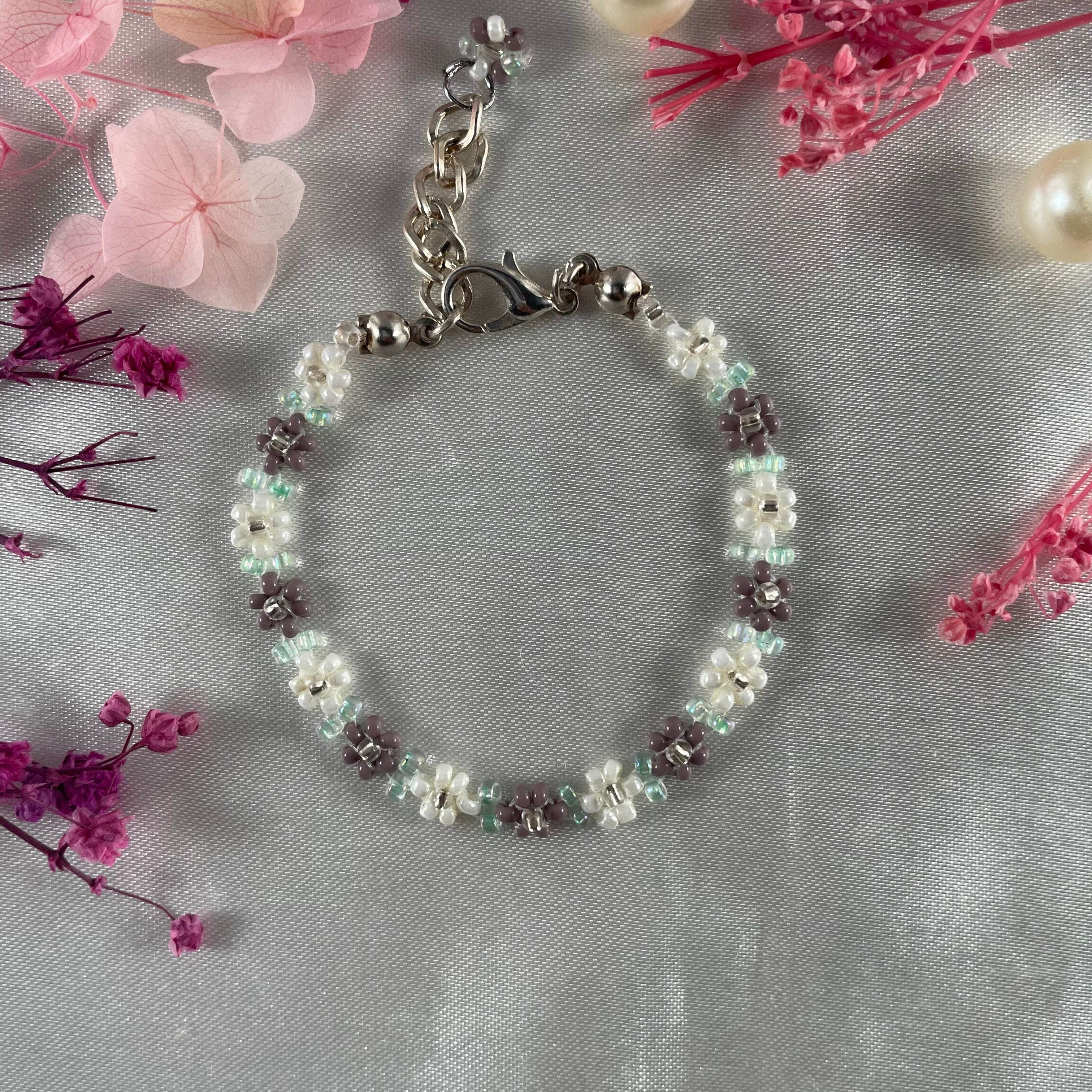 Daisy Flowers bracelet| Opaque pastel Mauve & Off-White with light green finish - Fatatun
