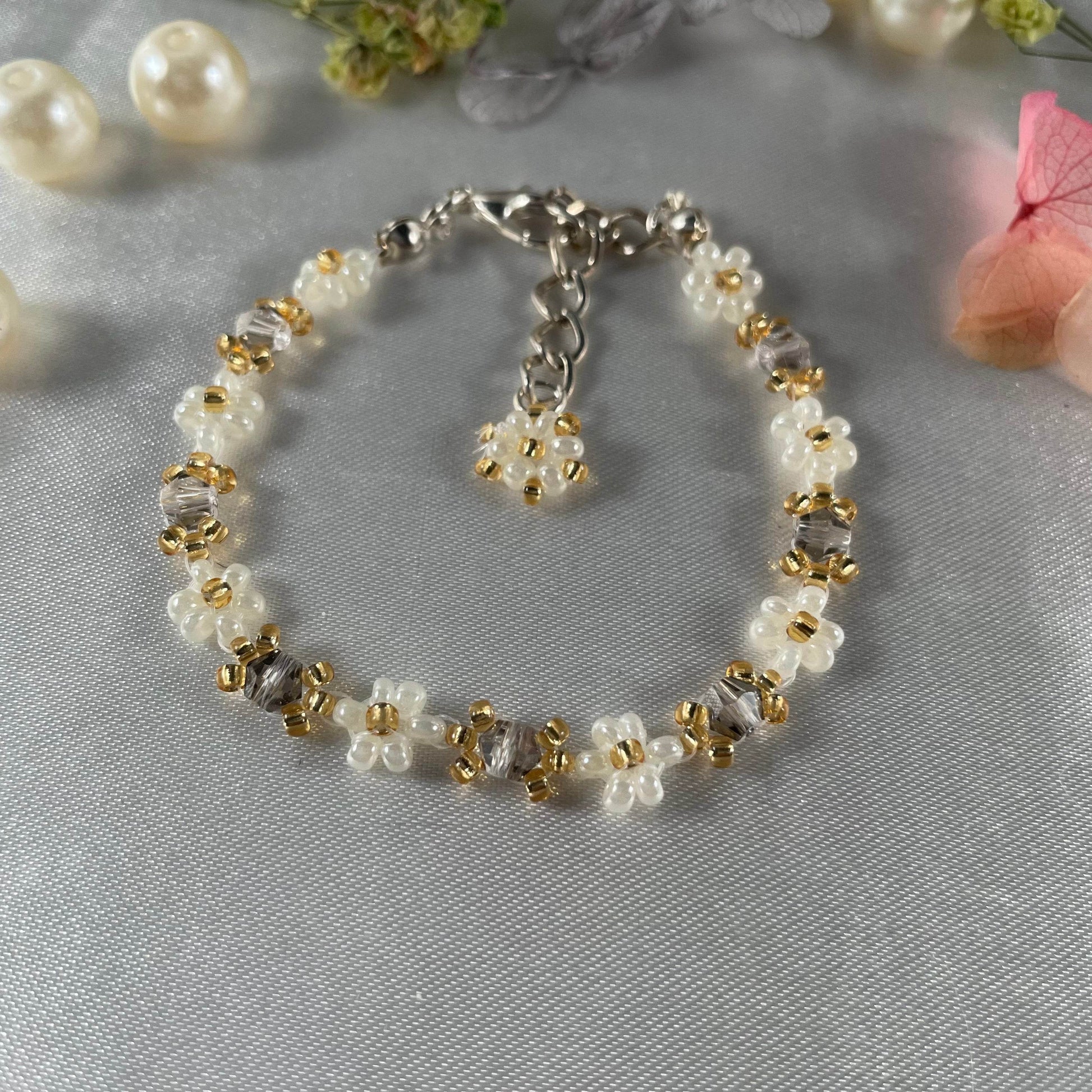 Daisy Flowers bracelet Bicon Crystal| Grey and Off-White with Golden seed beads - Fatatun