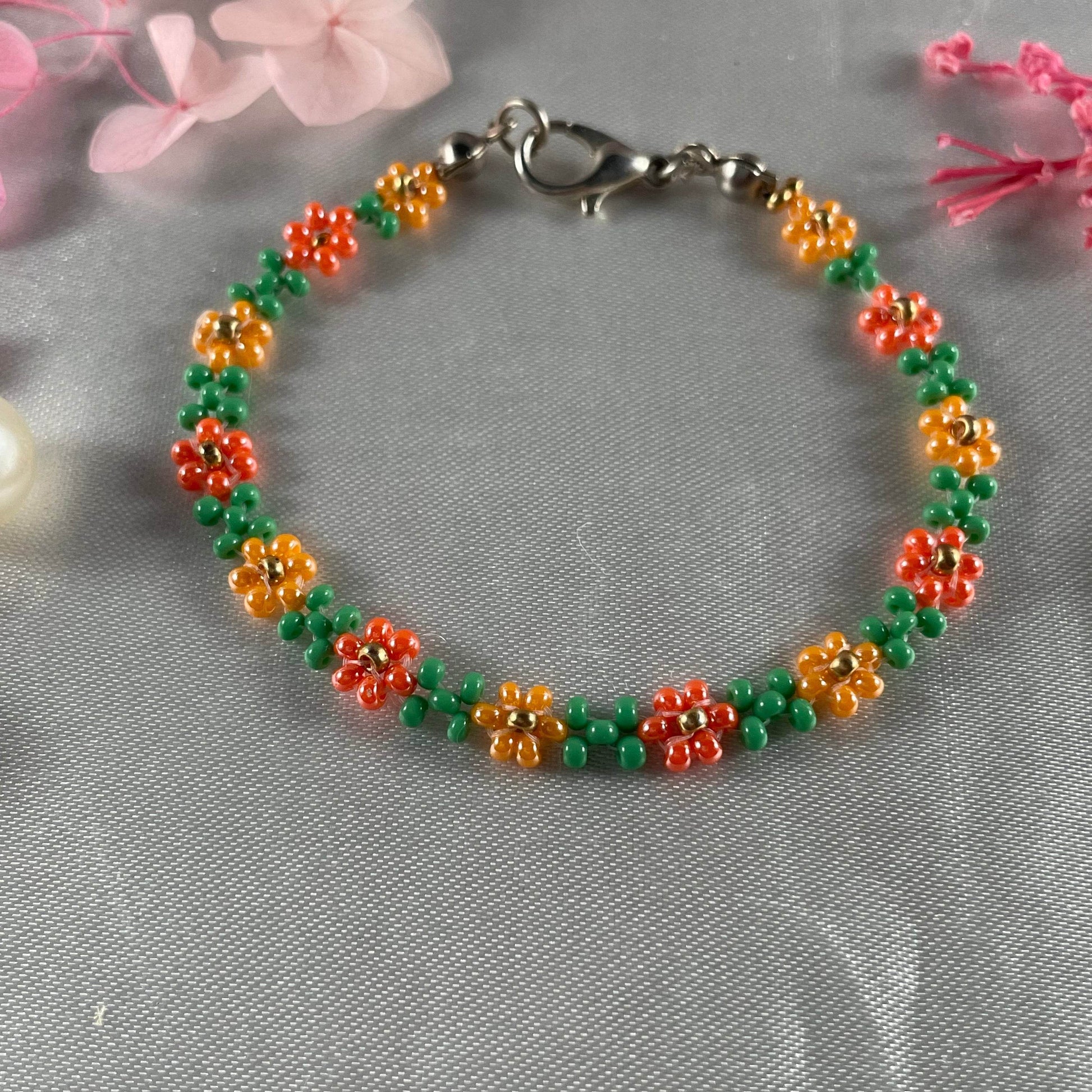 Daisy Flowers bracelet, made with 3 Colours Daisy’s design golden bead finishing - Fatatun