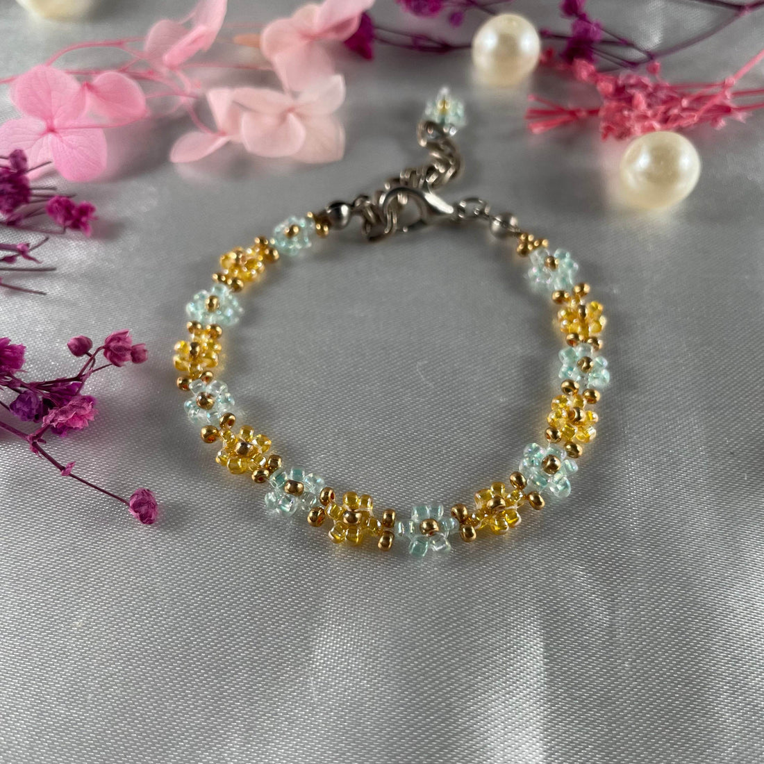 Daisy Flowers bracelet, Golden and Light green with Golden seed bead - Fatatun