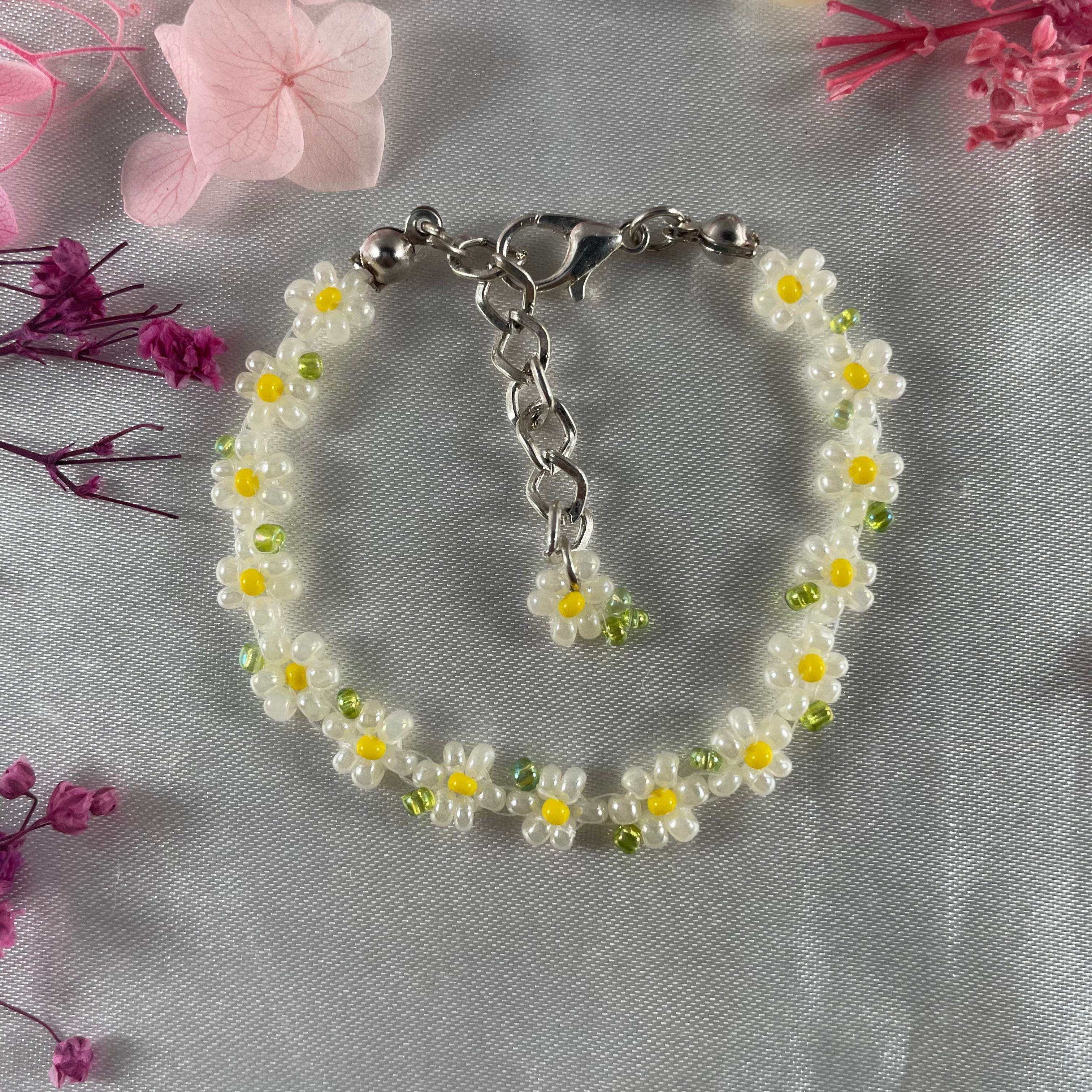 Daisy Flowers bracelet | Off-White with green seed beads finishing - Fatatun