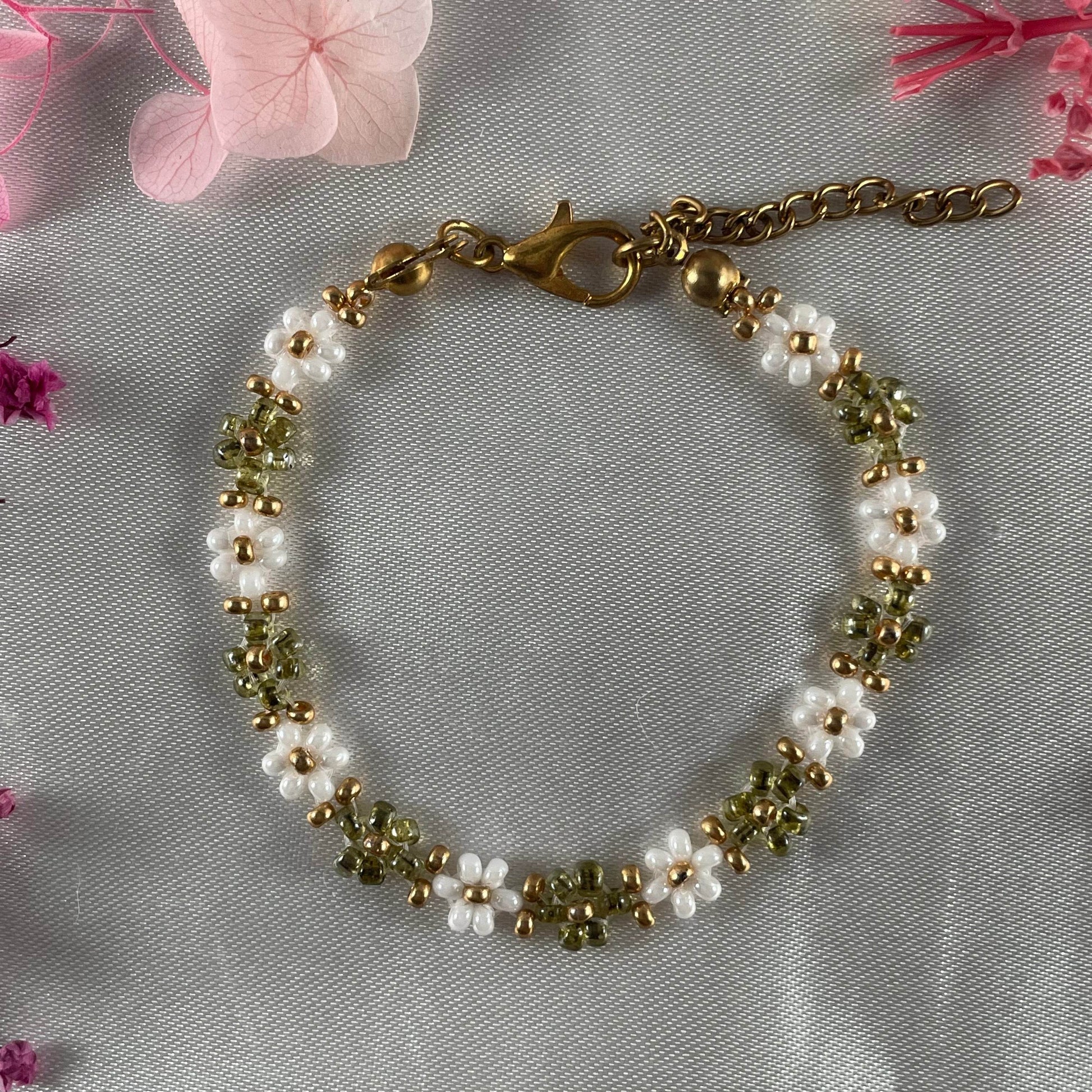 Daisy Flowers bracelet | Olives green and white with Golden seed bead finishing - Fatatun