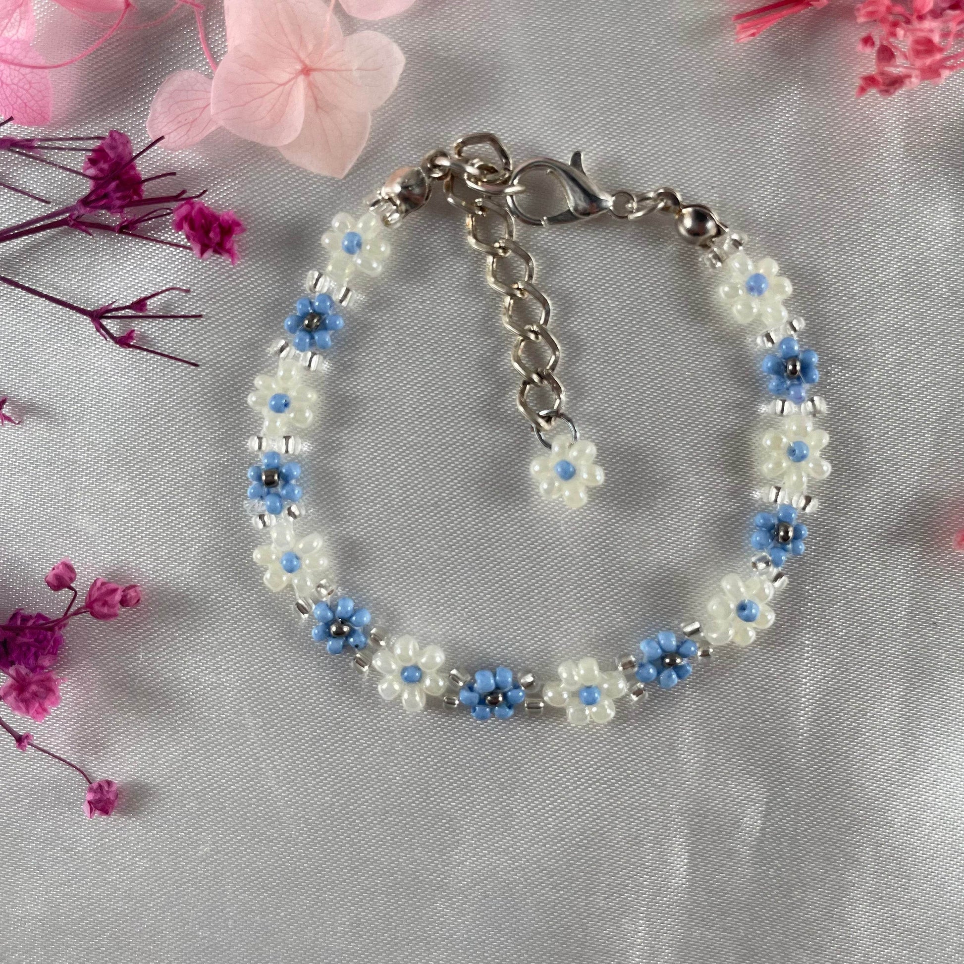 Daisy Flowers bracelet | pastel Blue, Off-White with silver line seed beads - Fatatun
