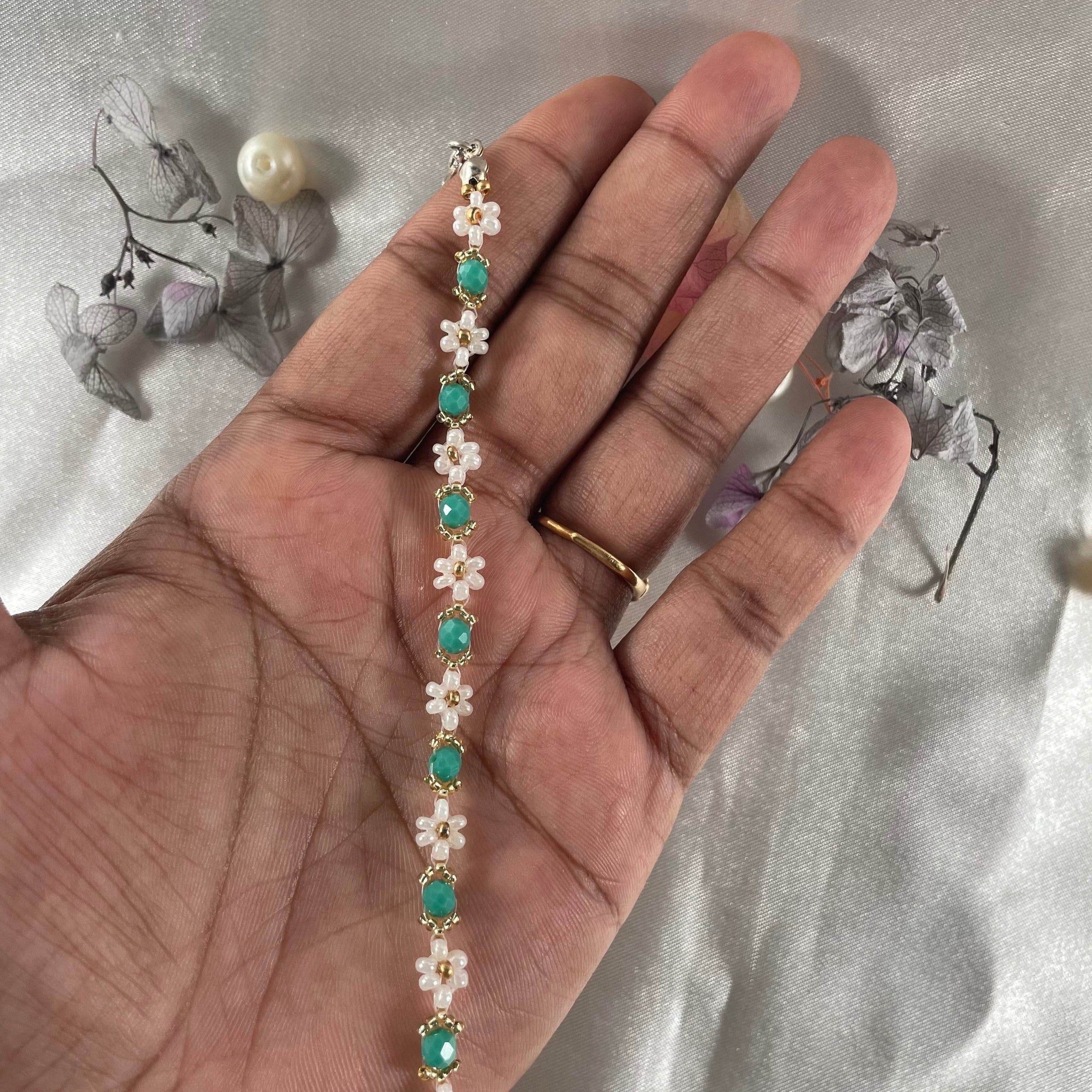 Daisy Flowers bracelet Rondella Crystal | Tail Green Crystal with Off-White & golden seed beads - Fatatun