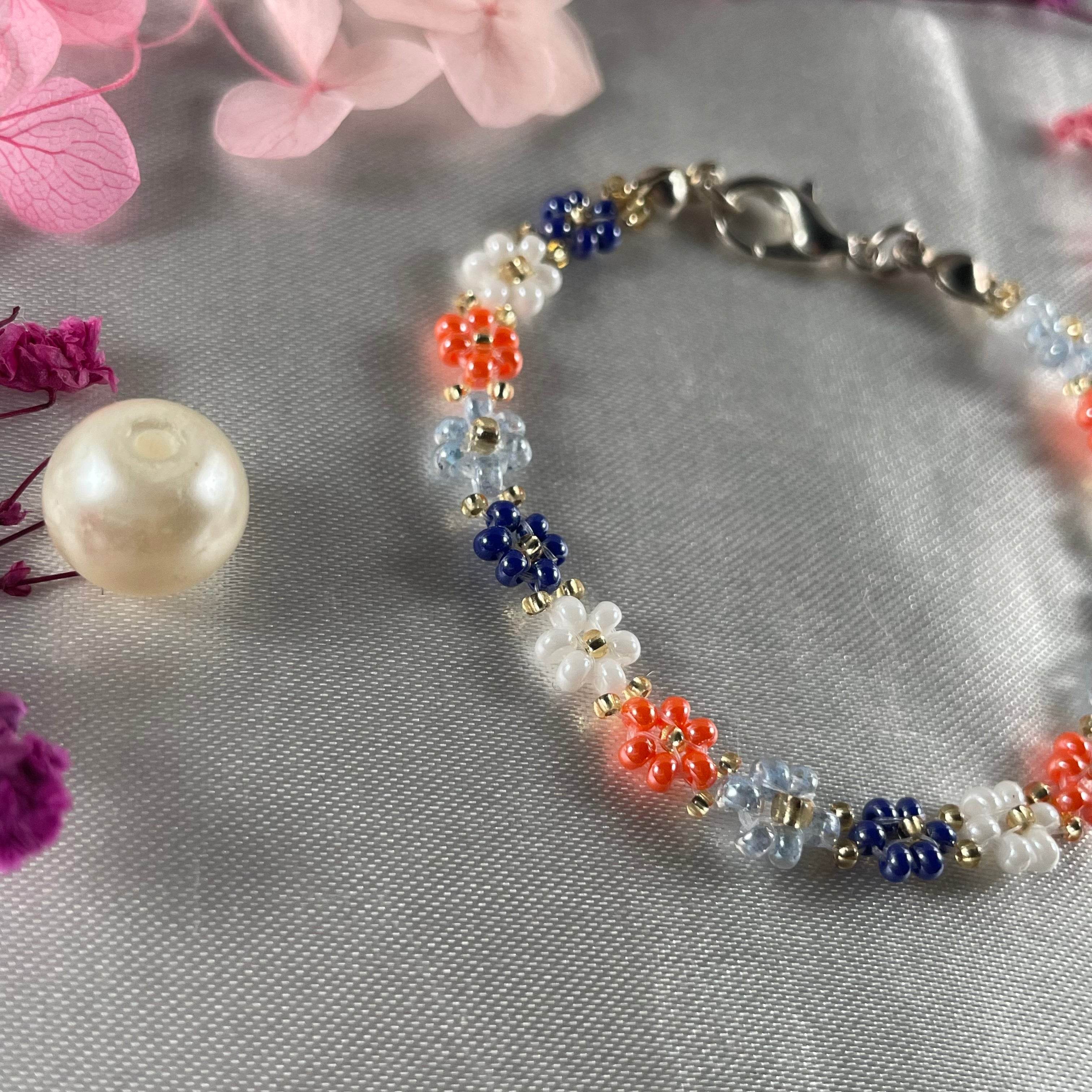 Daisy Flowers bracelet, made with 4 Colours Daisy’s design golden bead finishing - Fatatun